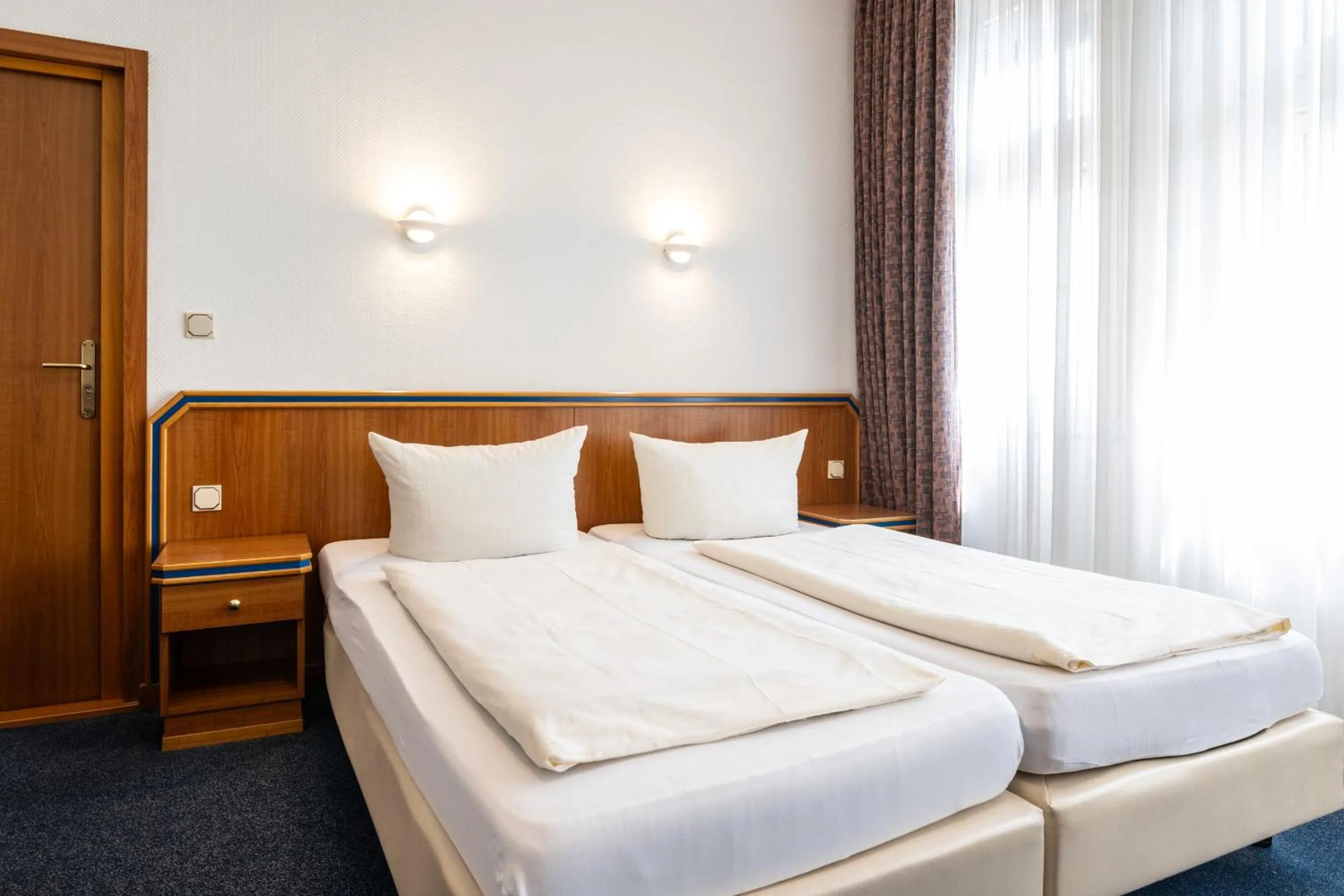 Photo of the whole room, Bed in Hotel und Rasthof AVUS
