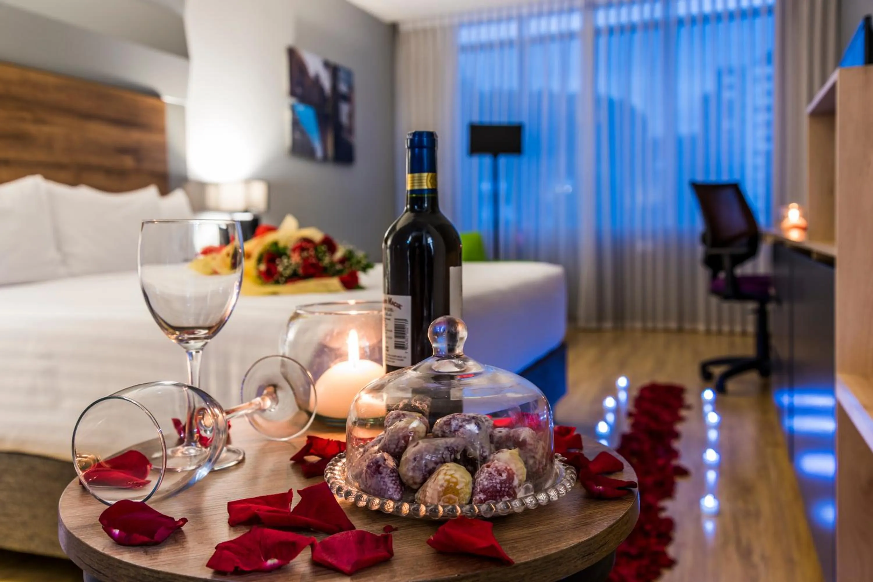 Photo of the whole room, Bed in La Quinta by Wyndham Medellin