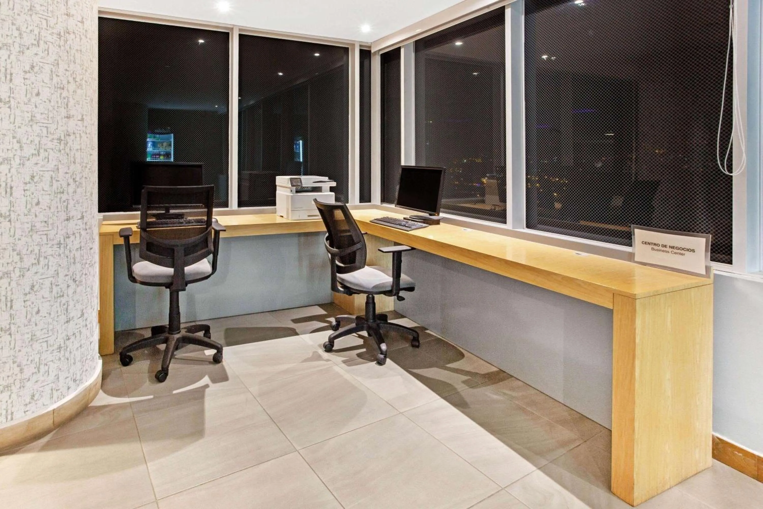 Business facilities in La Quinta by Wyndham Medellin