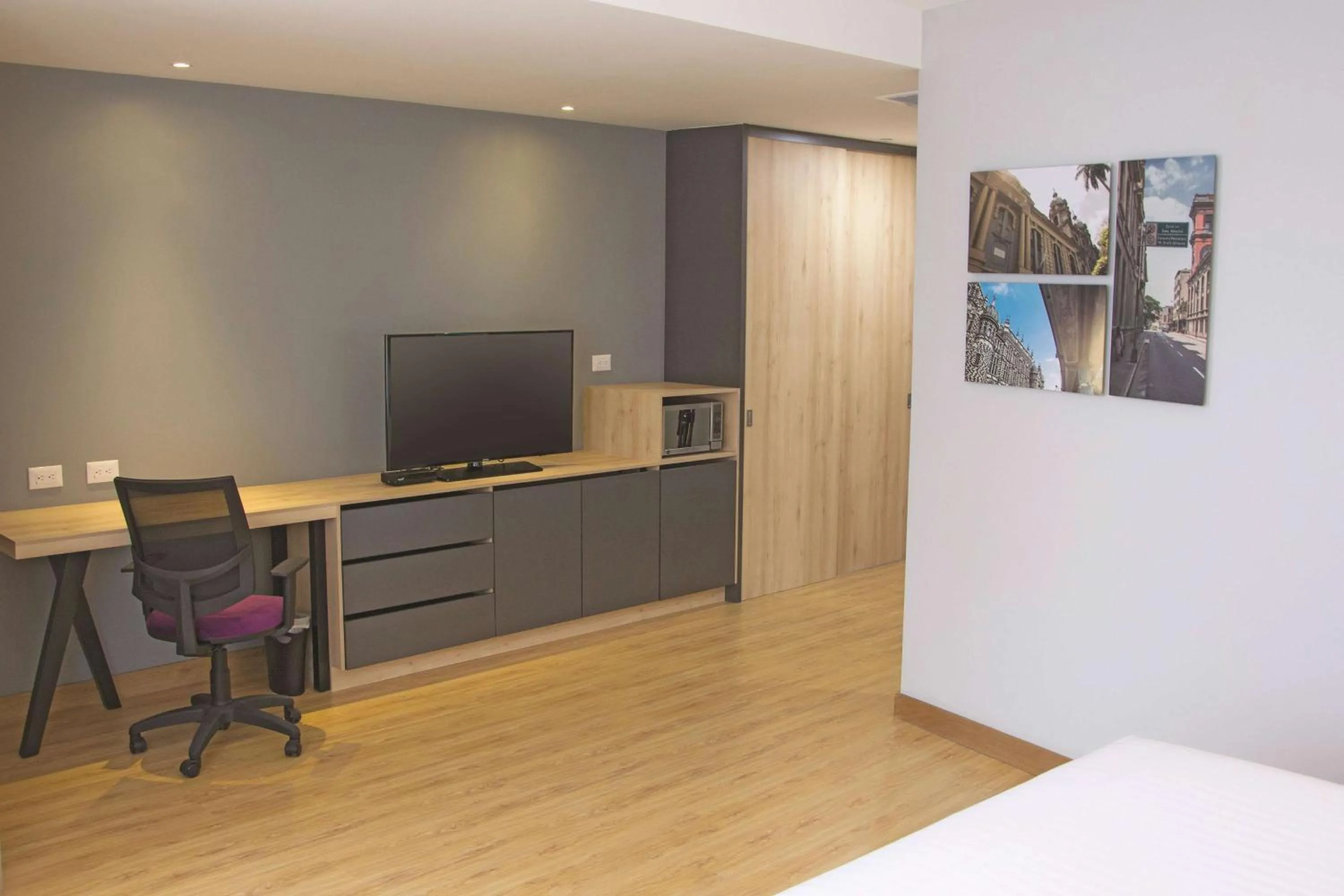 Photo of the whole room in La Quinta by Wyndham Medellin