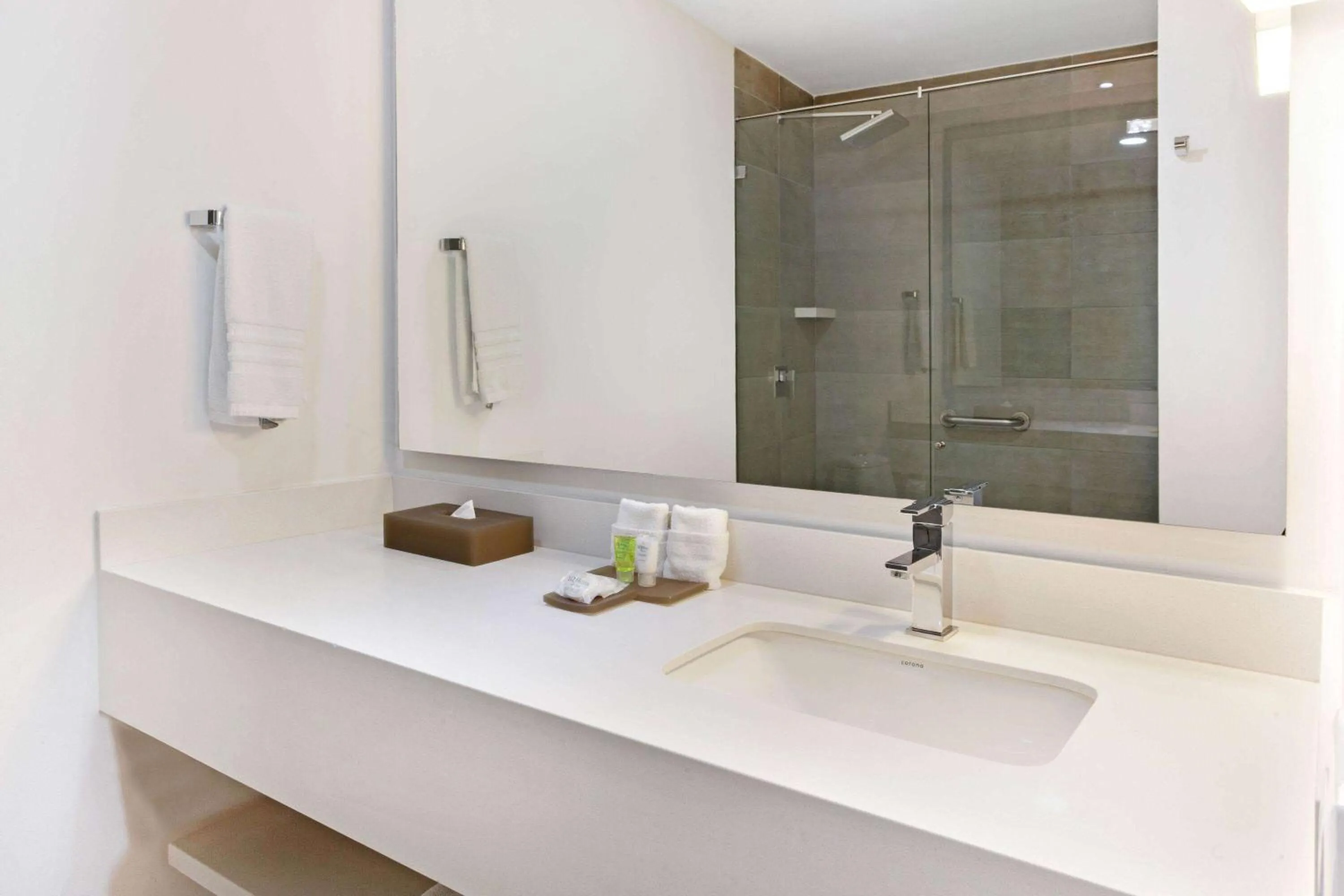 Shower in La Quinta by Wyndham Medellin