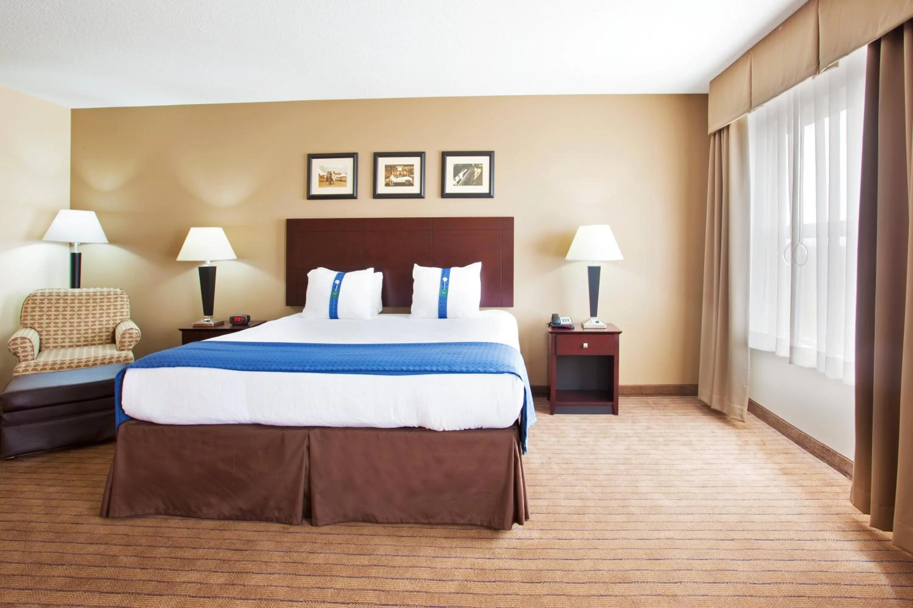 Photo of the whole room, Bed in Holiday Inn Aurora North - Naperville by IHG