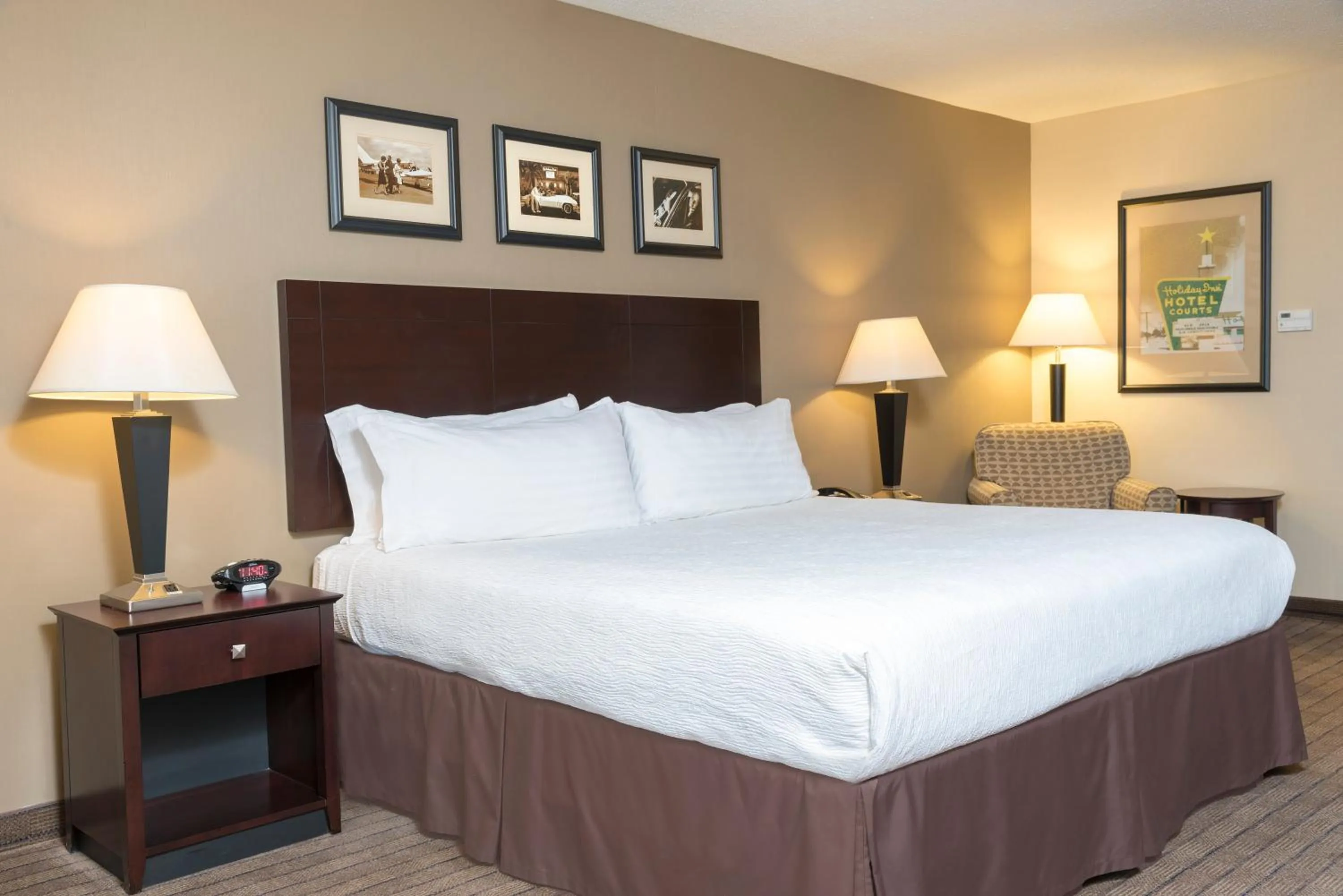 Photo of the whole room, Bed in Holiday Inn Aurora North - Naperville by IHG