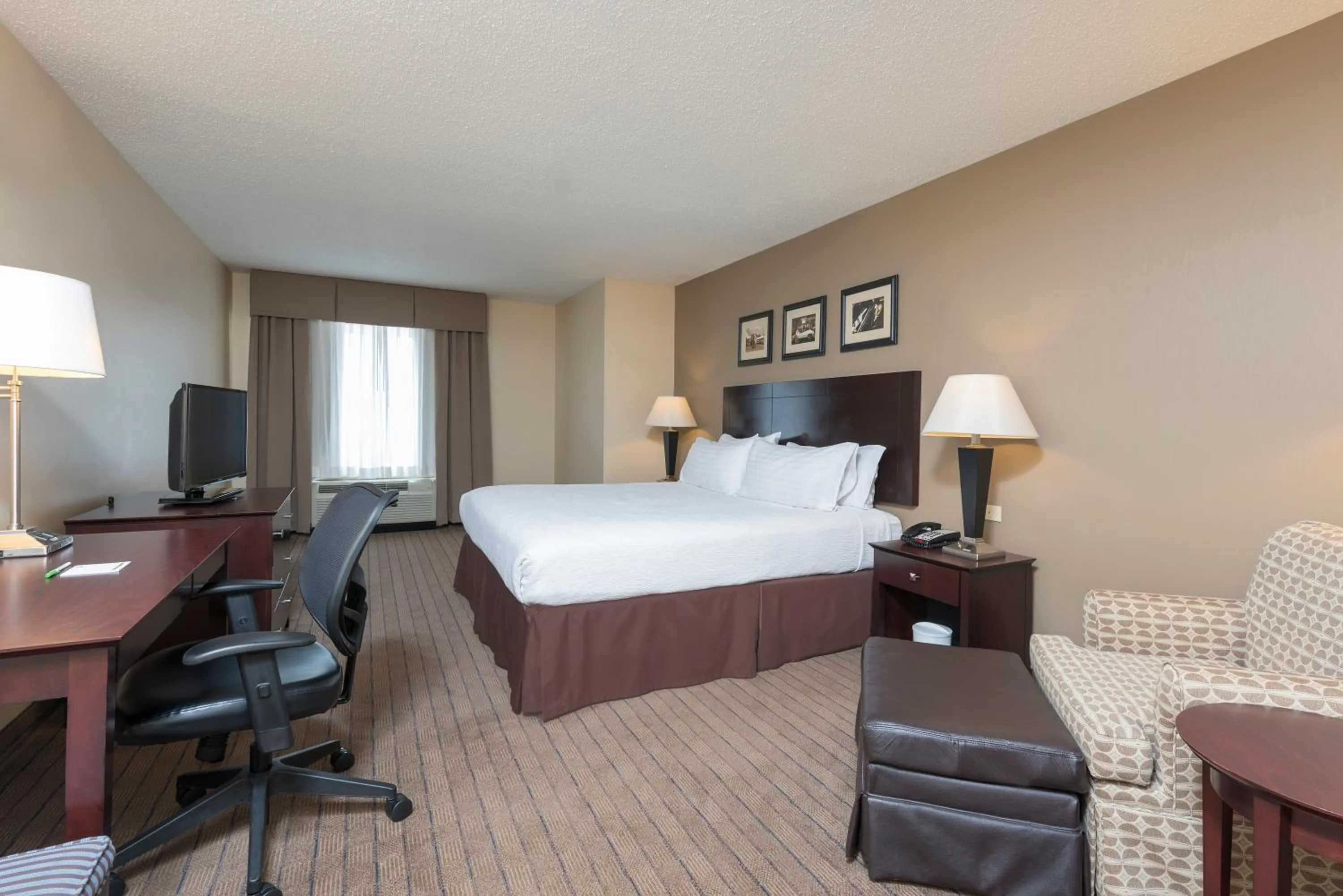 Bed in Holiday Inn Aurora North - Naperville by IHG