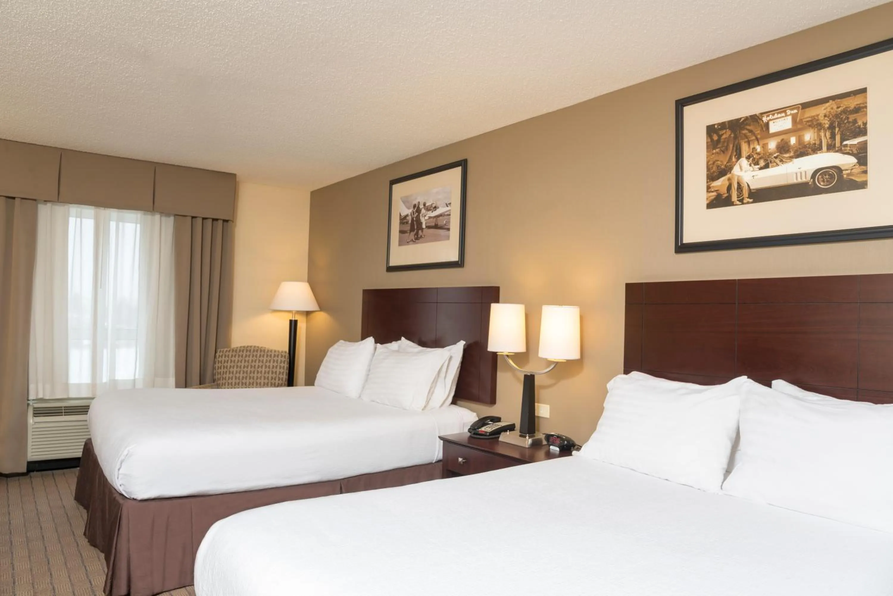Bed in Holiday Inn Aurora North - Naperville by IHG
