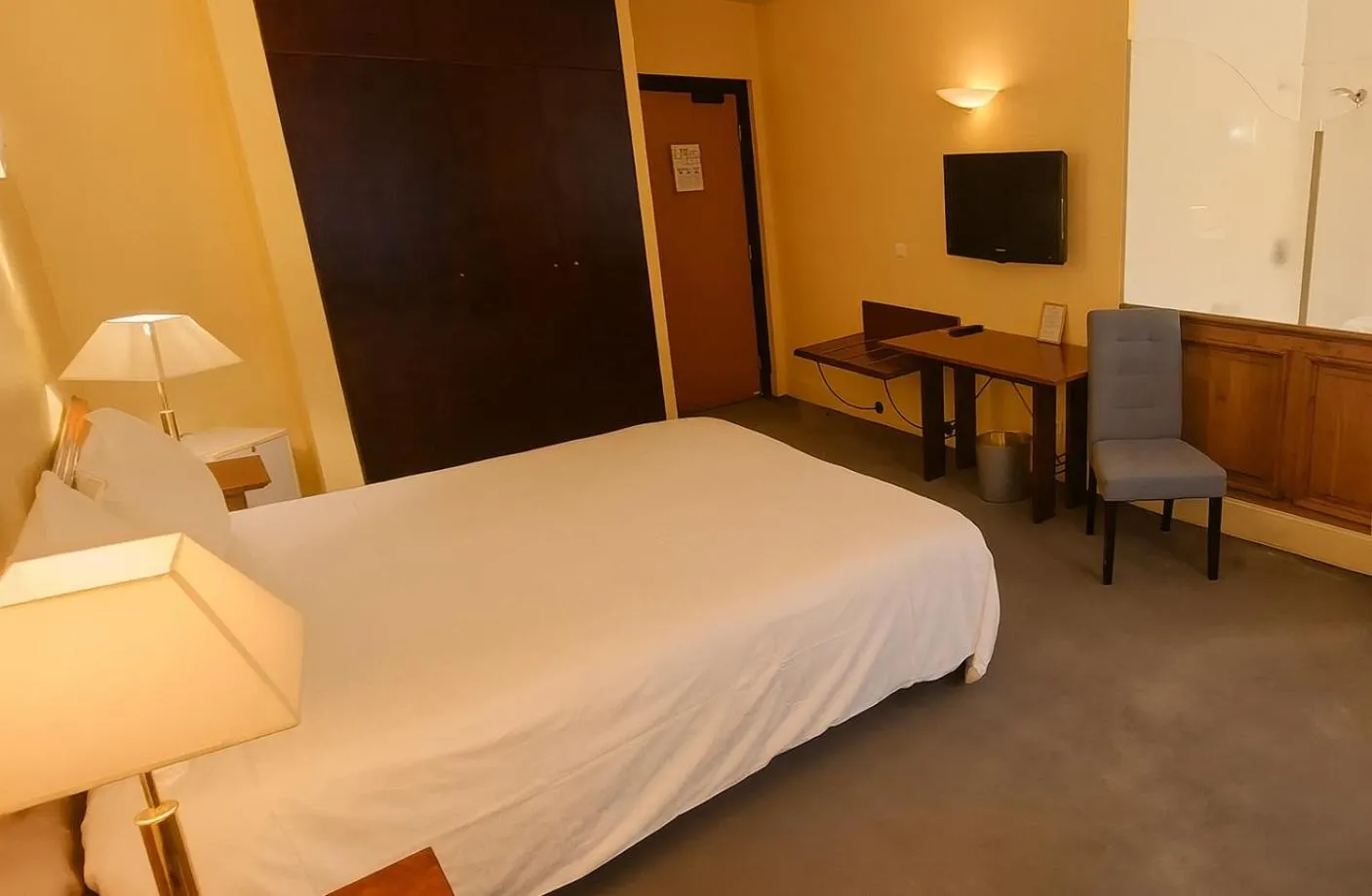 Bedroom, Bed in Hôtel Terminus