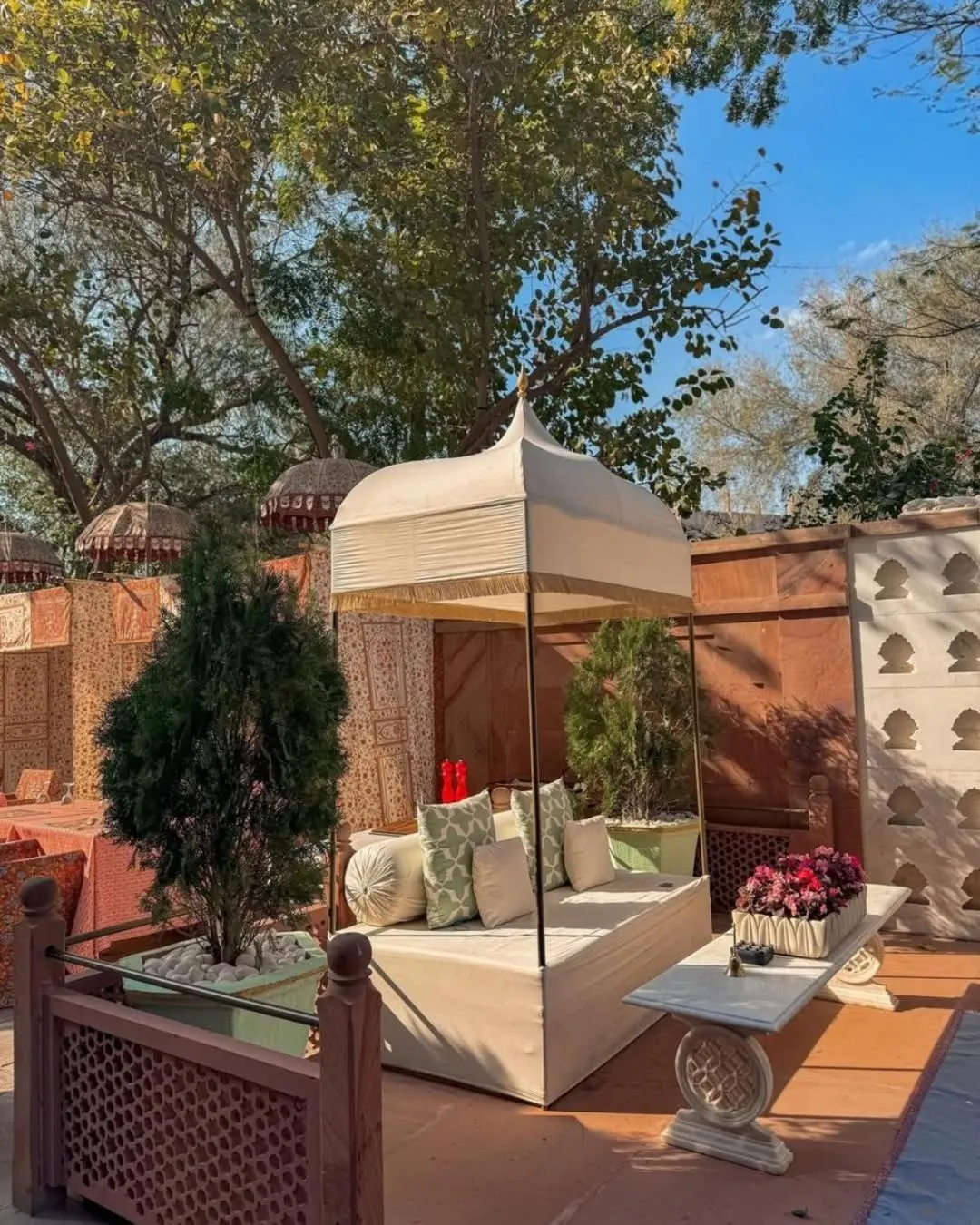 Restaurant/places to eat in Narendra Bhawan