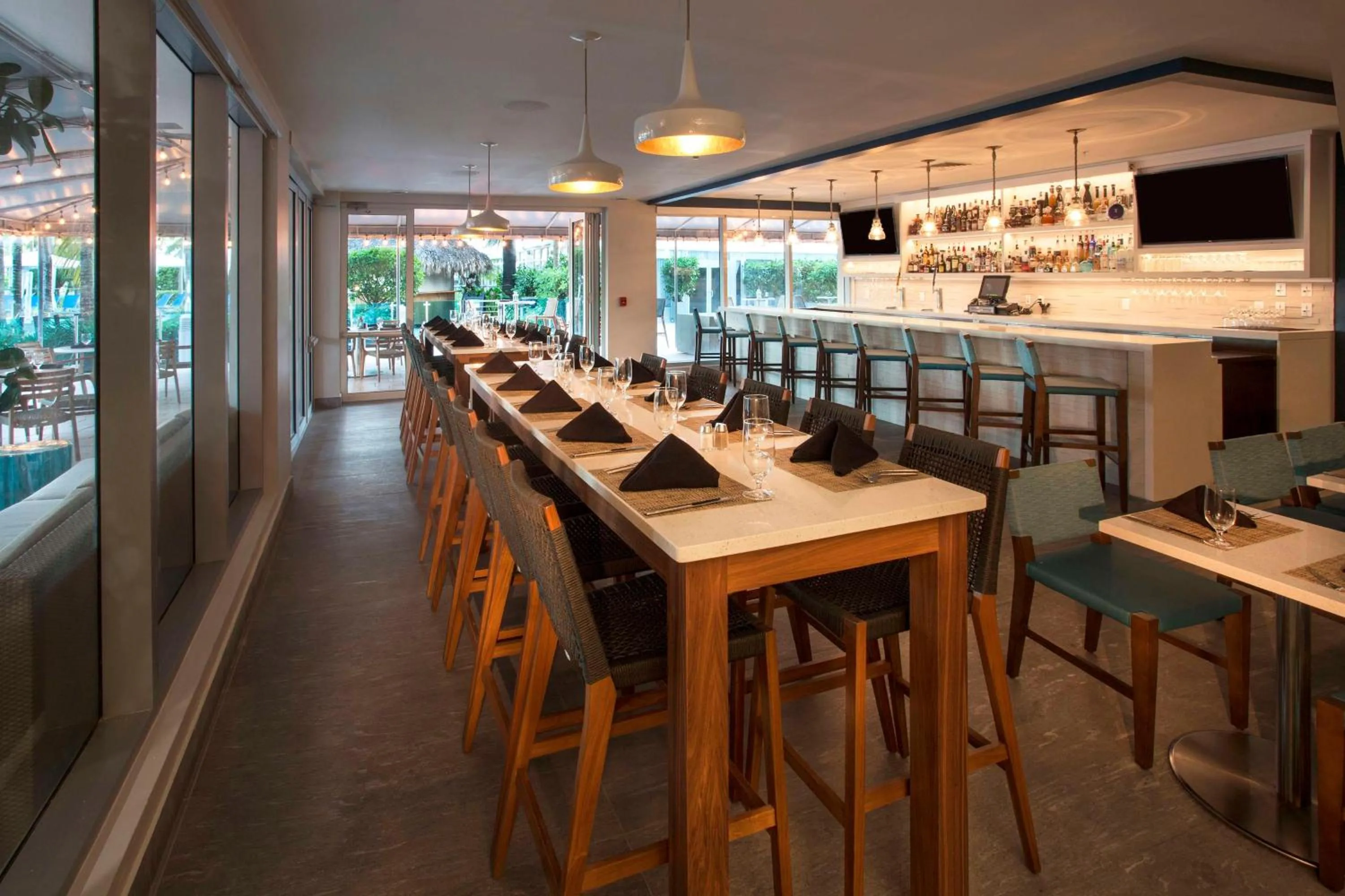 Lounge or bar in DoubleTree Resort Hollywood Beach