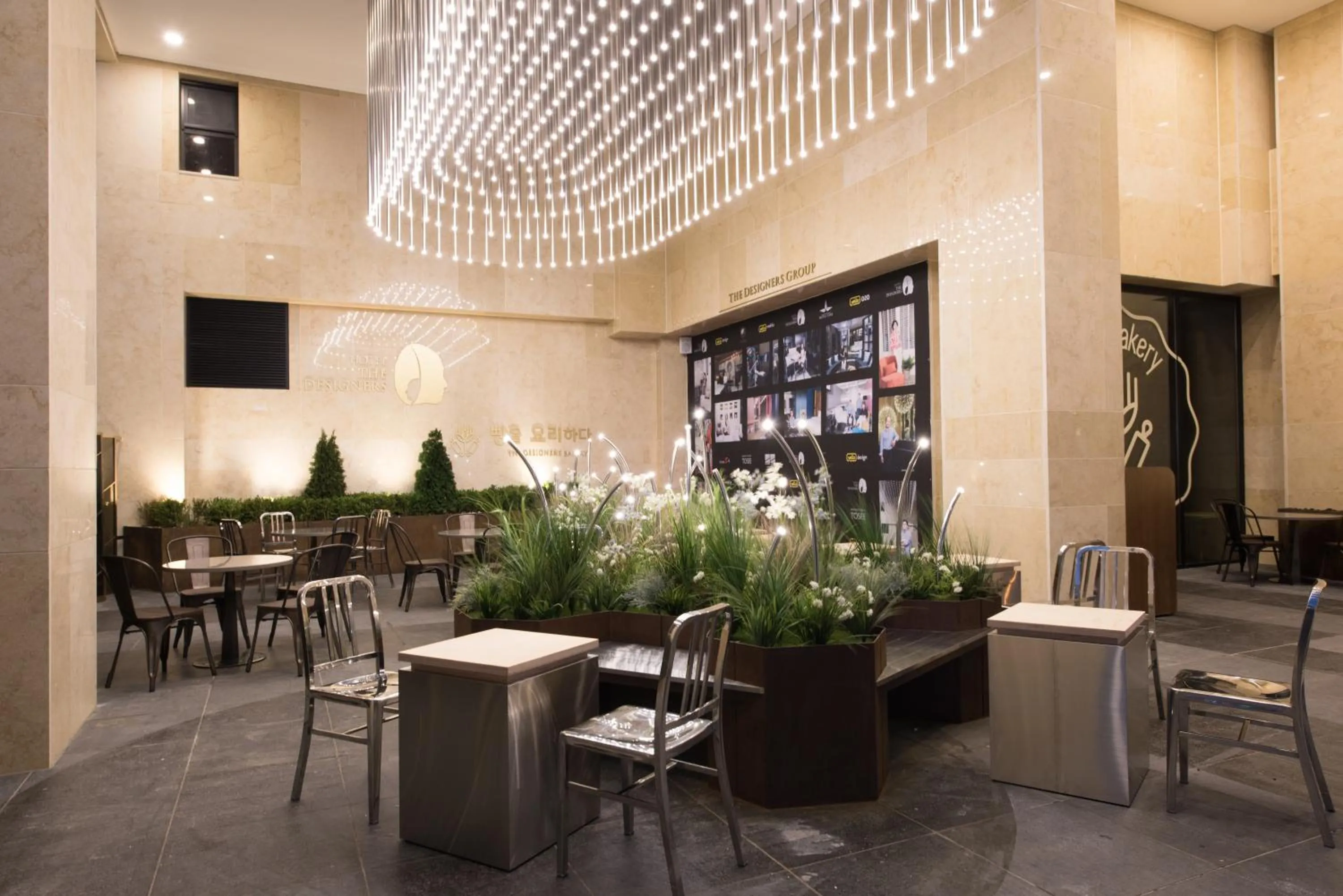 Communal lounge/ TV room in Hotel The Designers Kondae