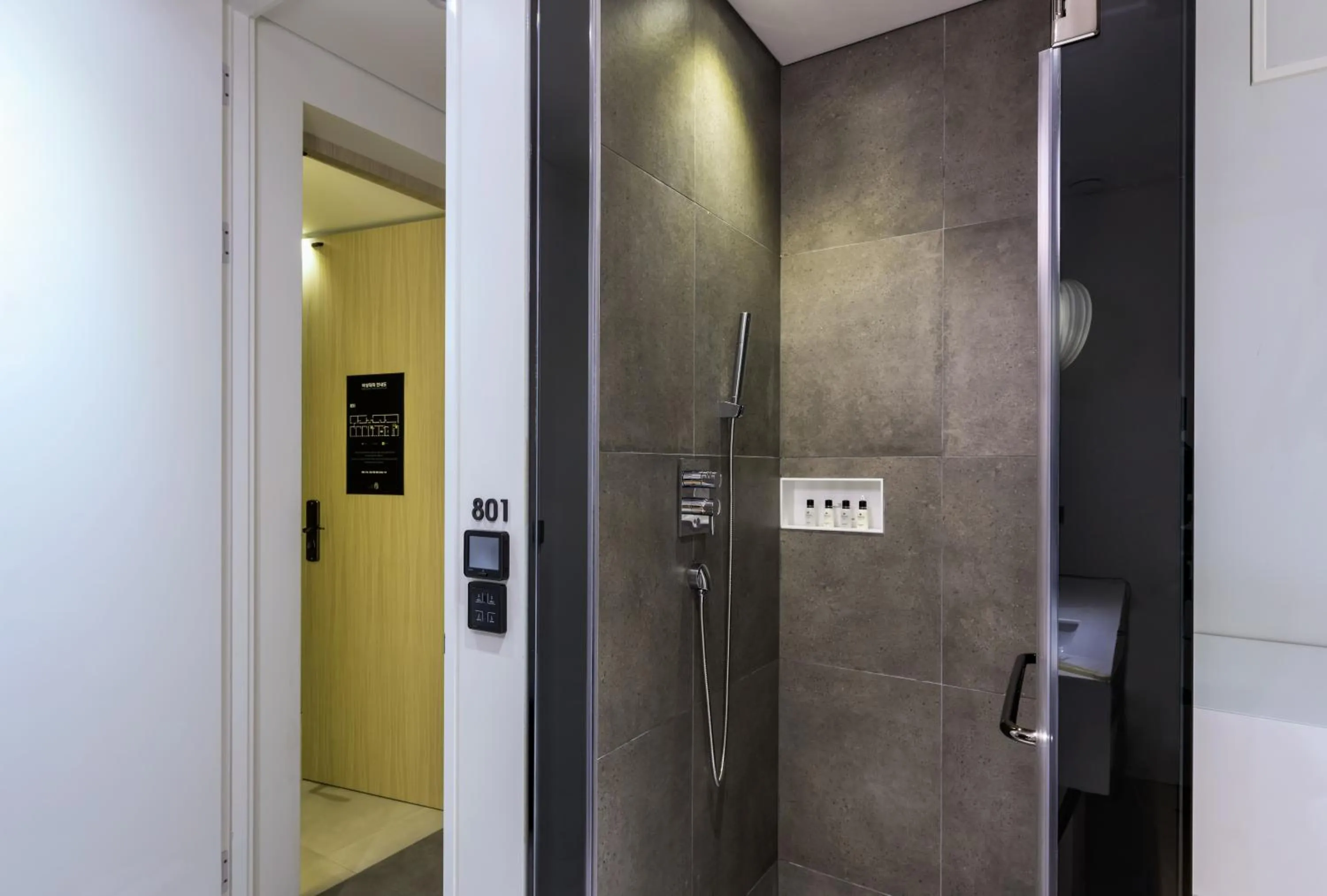 Shower in Hotel The Designers Kondae