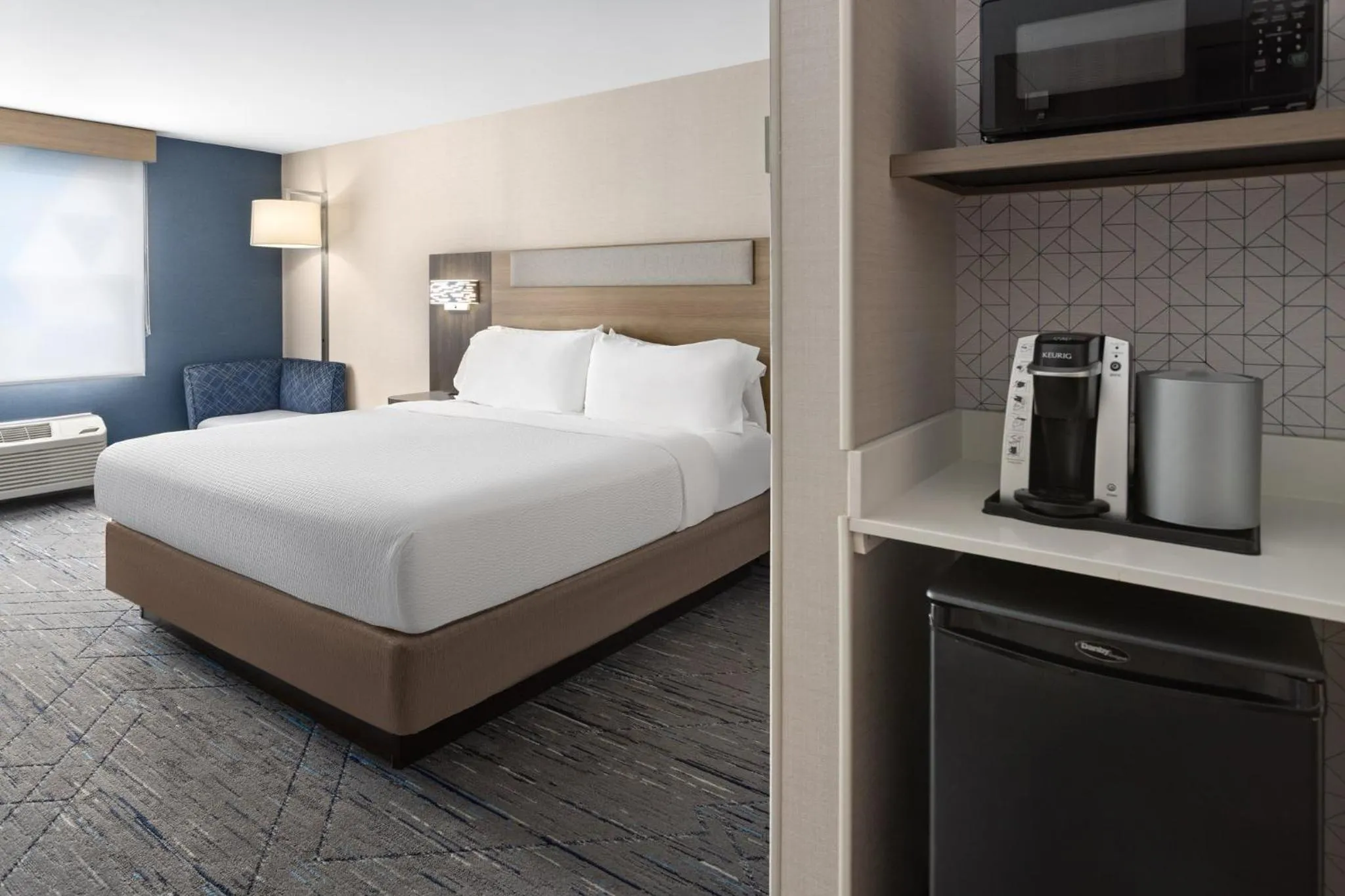 Photo of the whole room, Bed in Holiday Inn Express Hotel & Suites Freeport by IHG