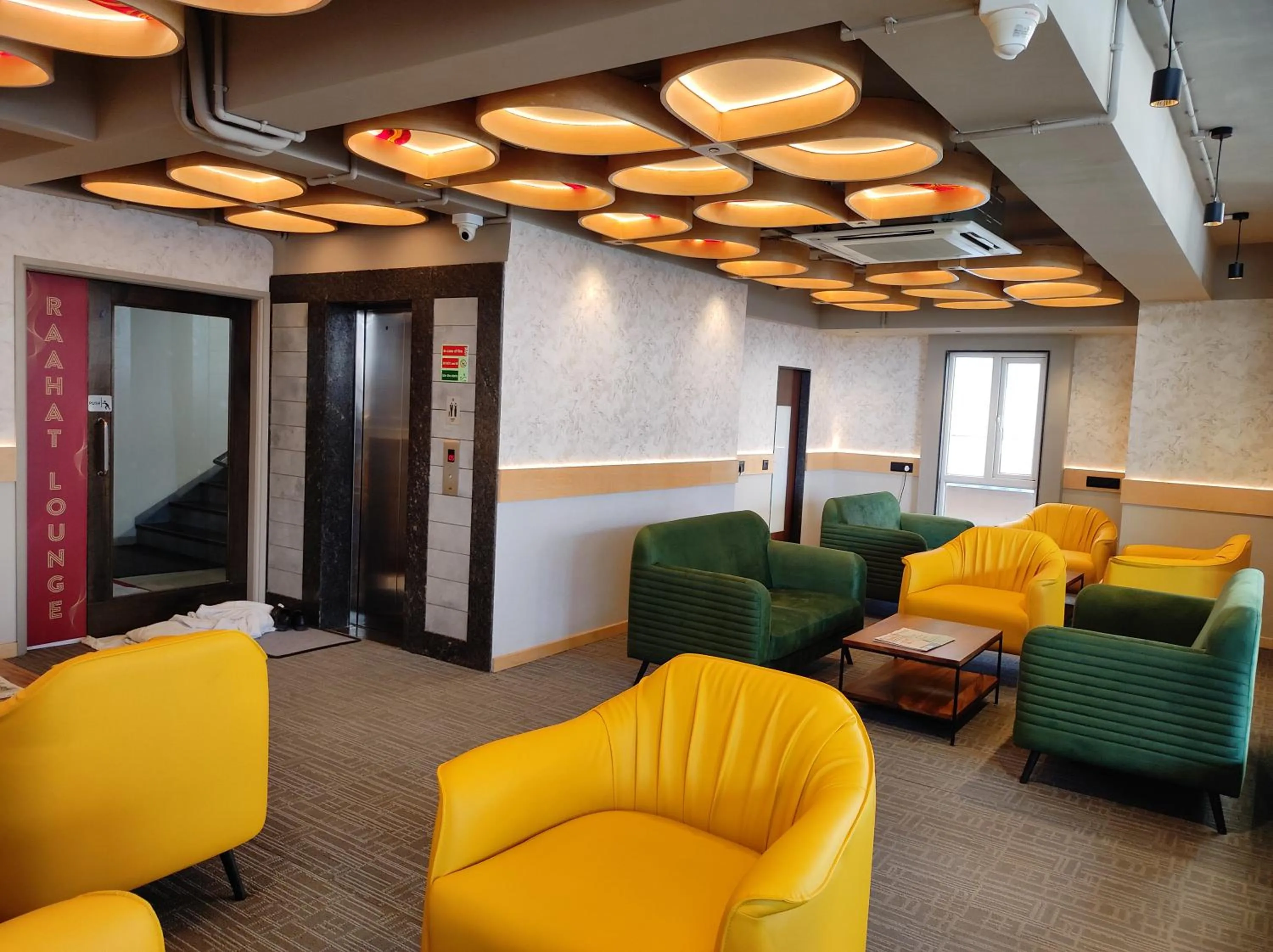 Communal lounge/ TV room in Hotel Sifat International