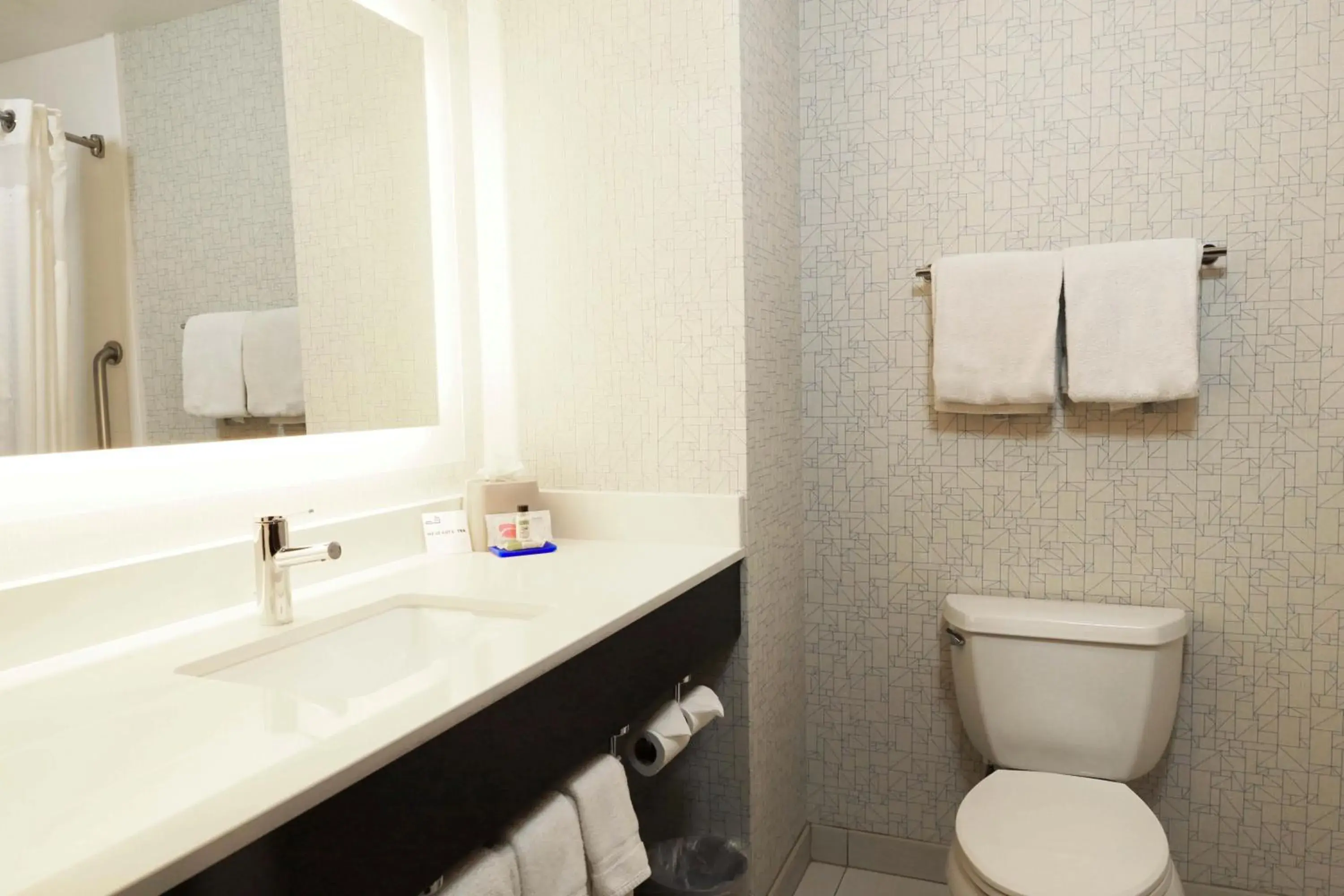 Standard Room in Holiday Inn Express Hotel & Suites Napa Valley-American Canyon by IHG Standard Room in Holiday Inn Express Hotel & Suites Napa Valley-American Canyon by IHG