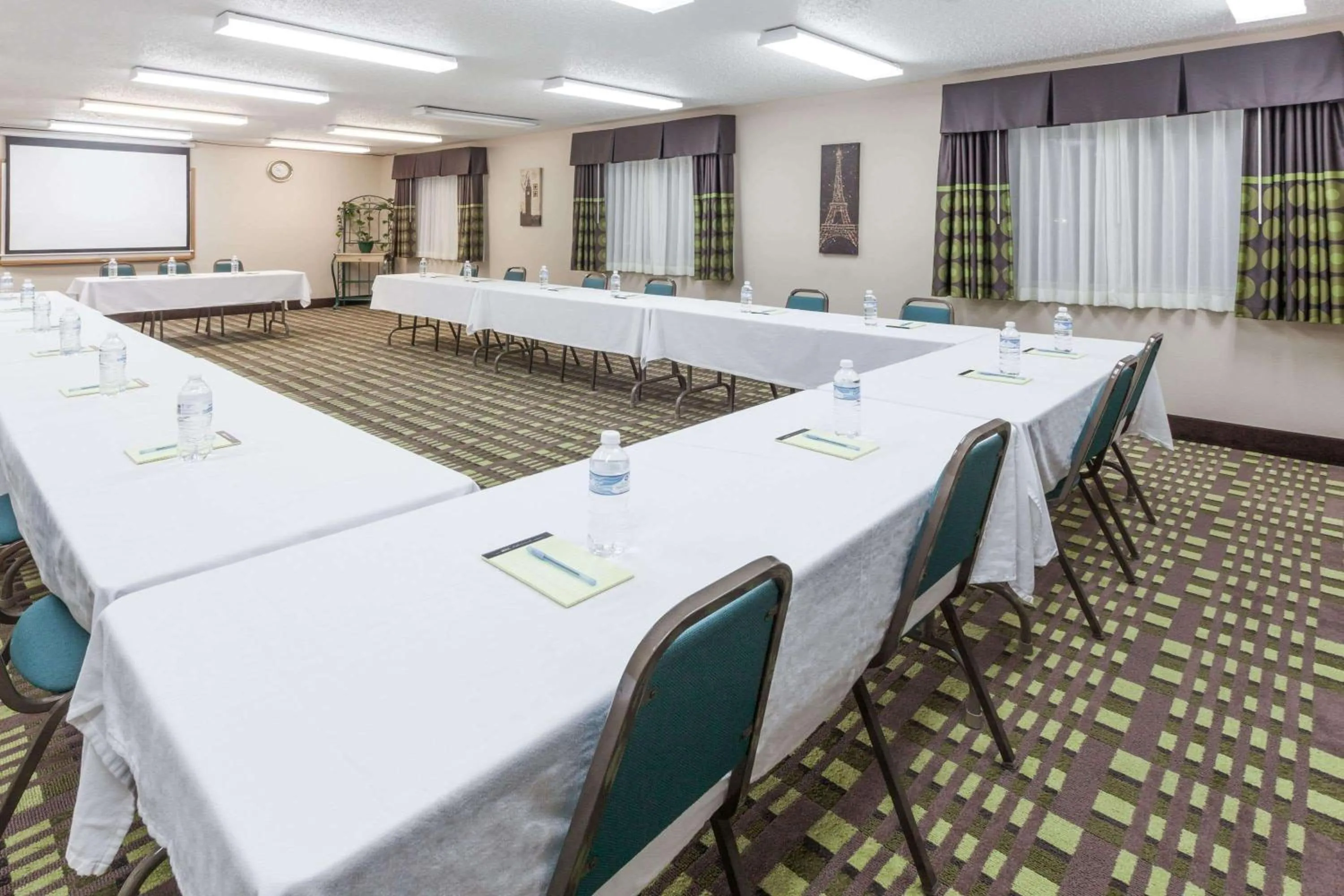 Meeting/conference room in Super 8 by Wyndham Bedford DFW Airport West