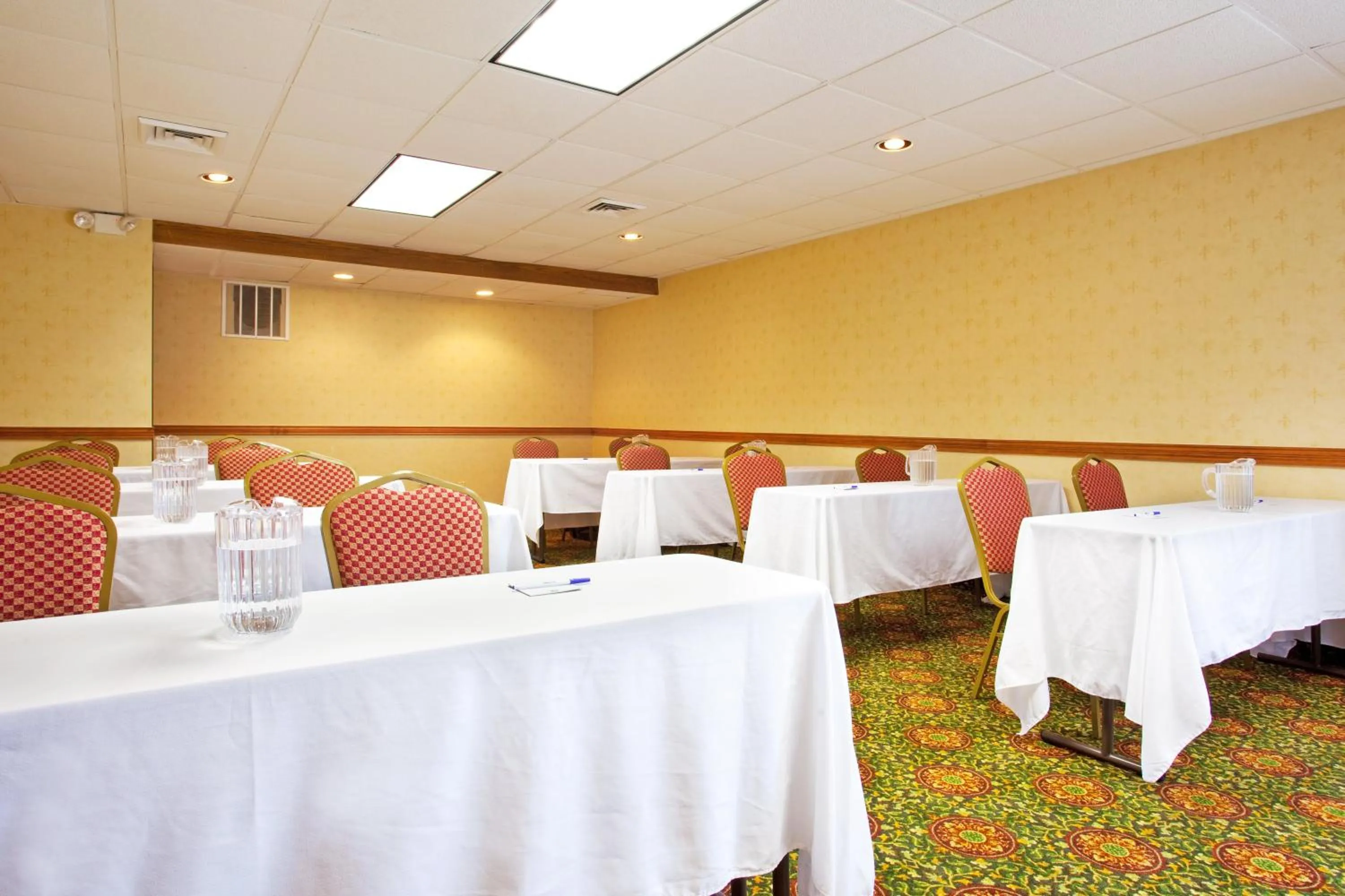 Meeting/conference room in Candlewood Suites Grand Rapids Airport by IHG