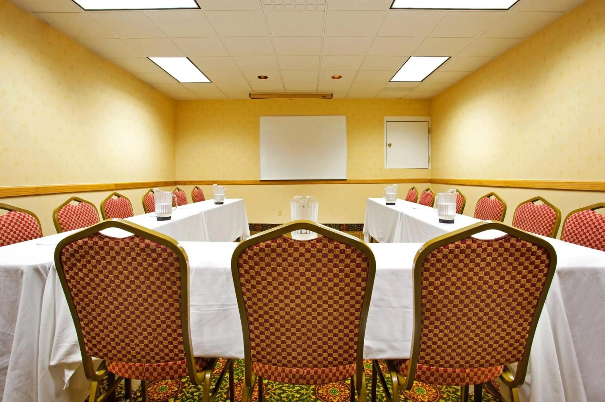 Meeting/conference room in Candlewood Suites Grand Rapids Airport by IHG