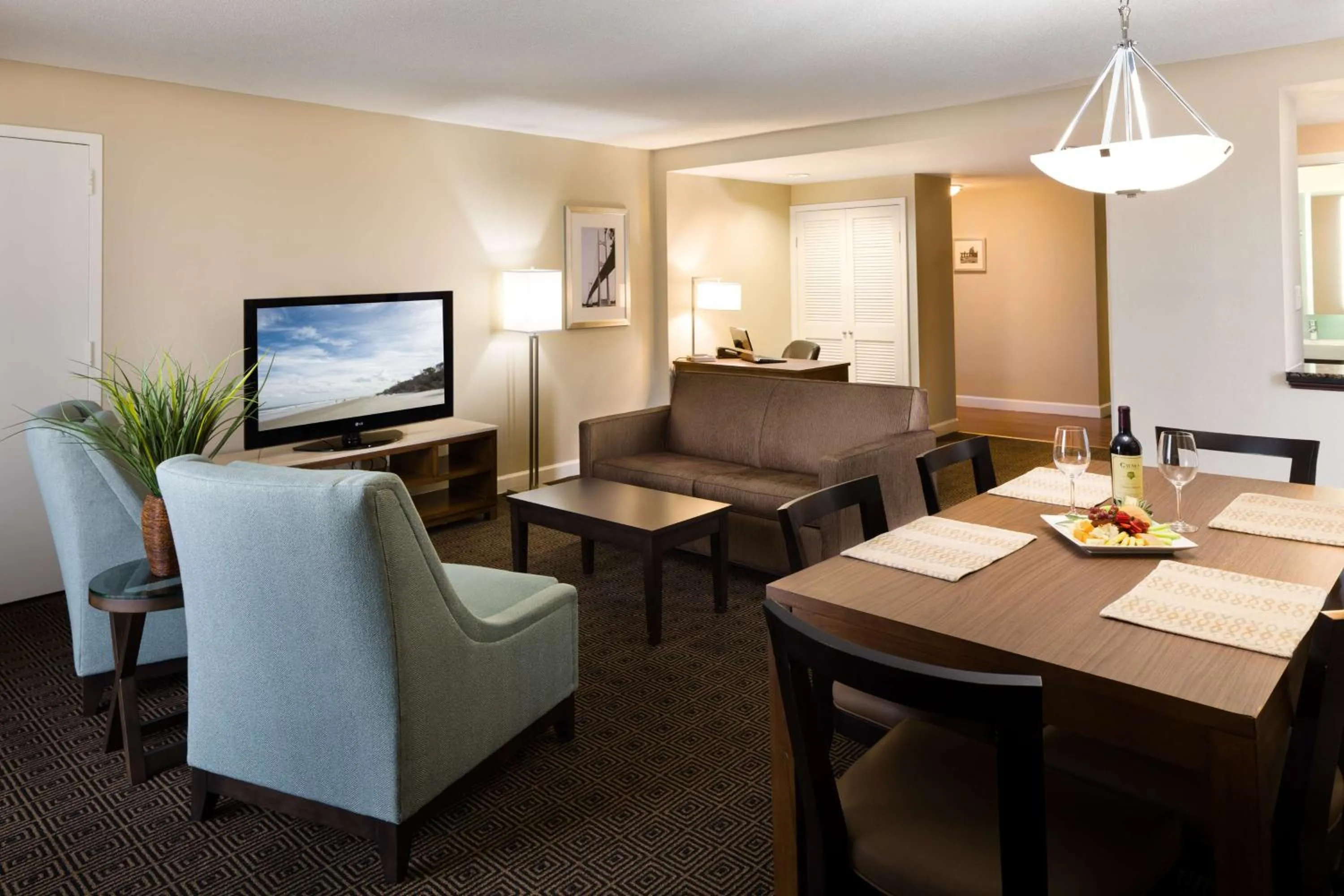 Living room in DoubleTree by Hilton Jacksonville Riverfront, FL