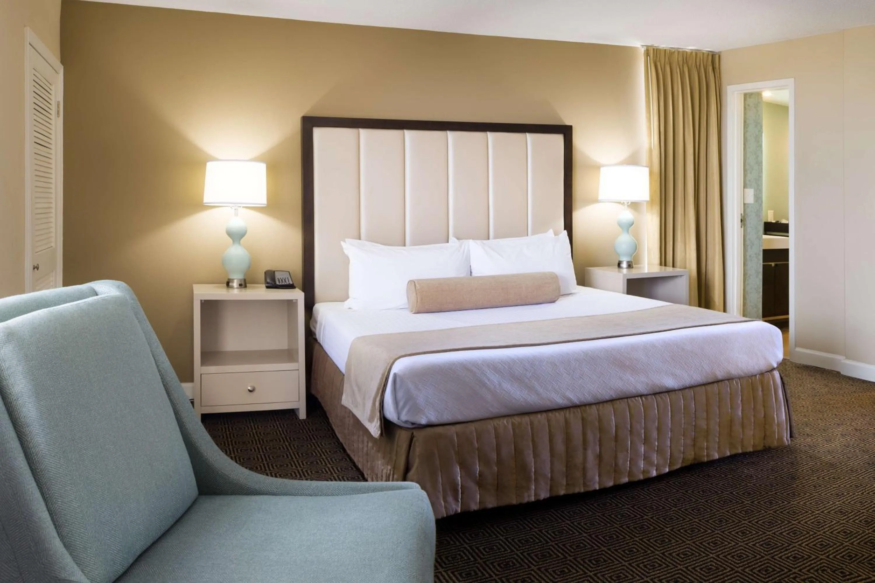 Bed in DoubleTree by Hilton Jacksonville Riverfront, FL