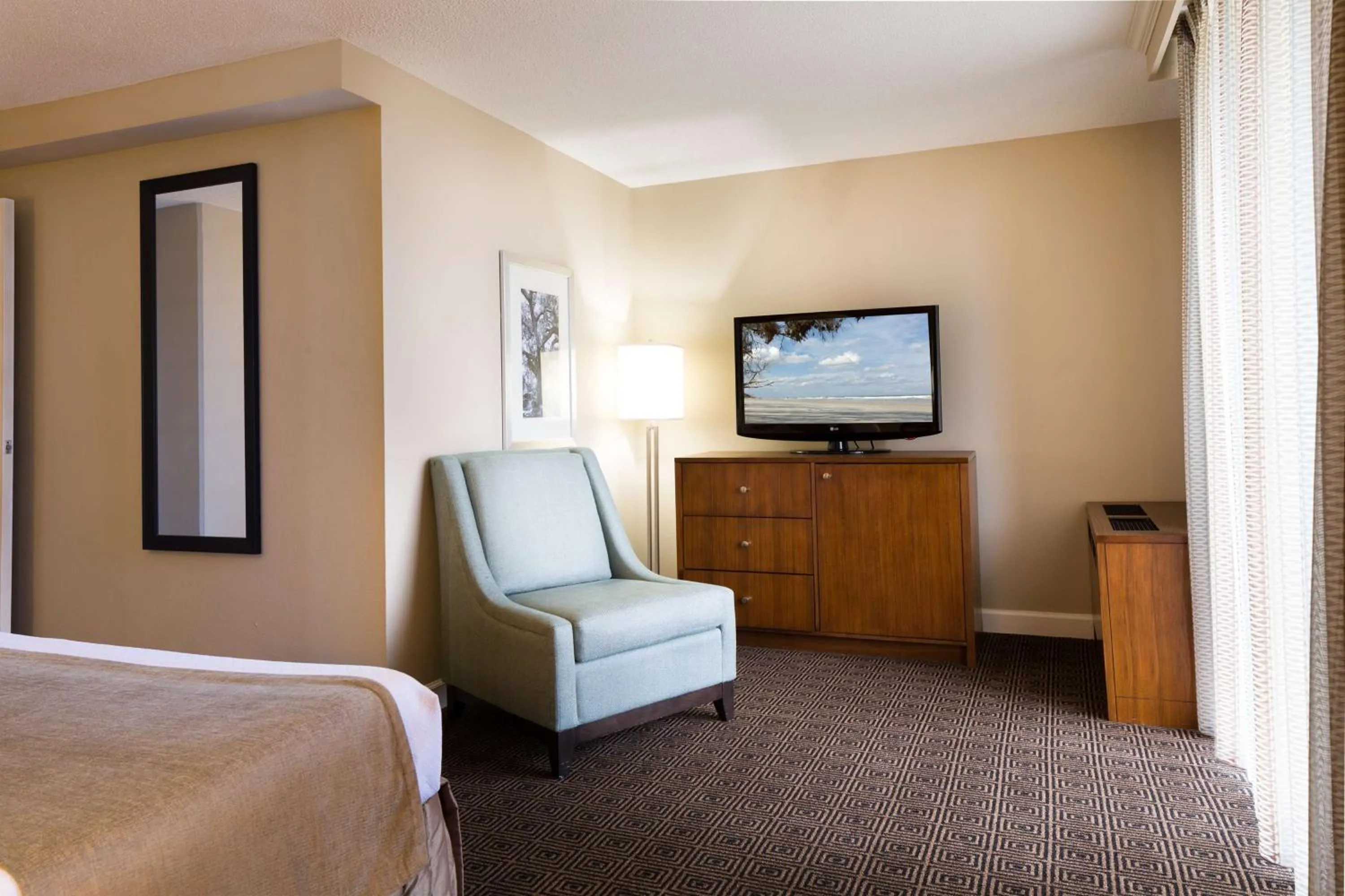 Bed in DoubleTree by Hilton Jacksonville Riverfront, FL