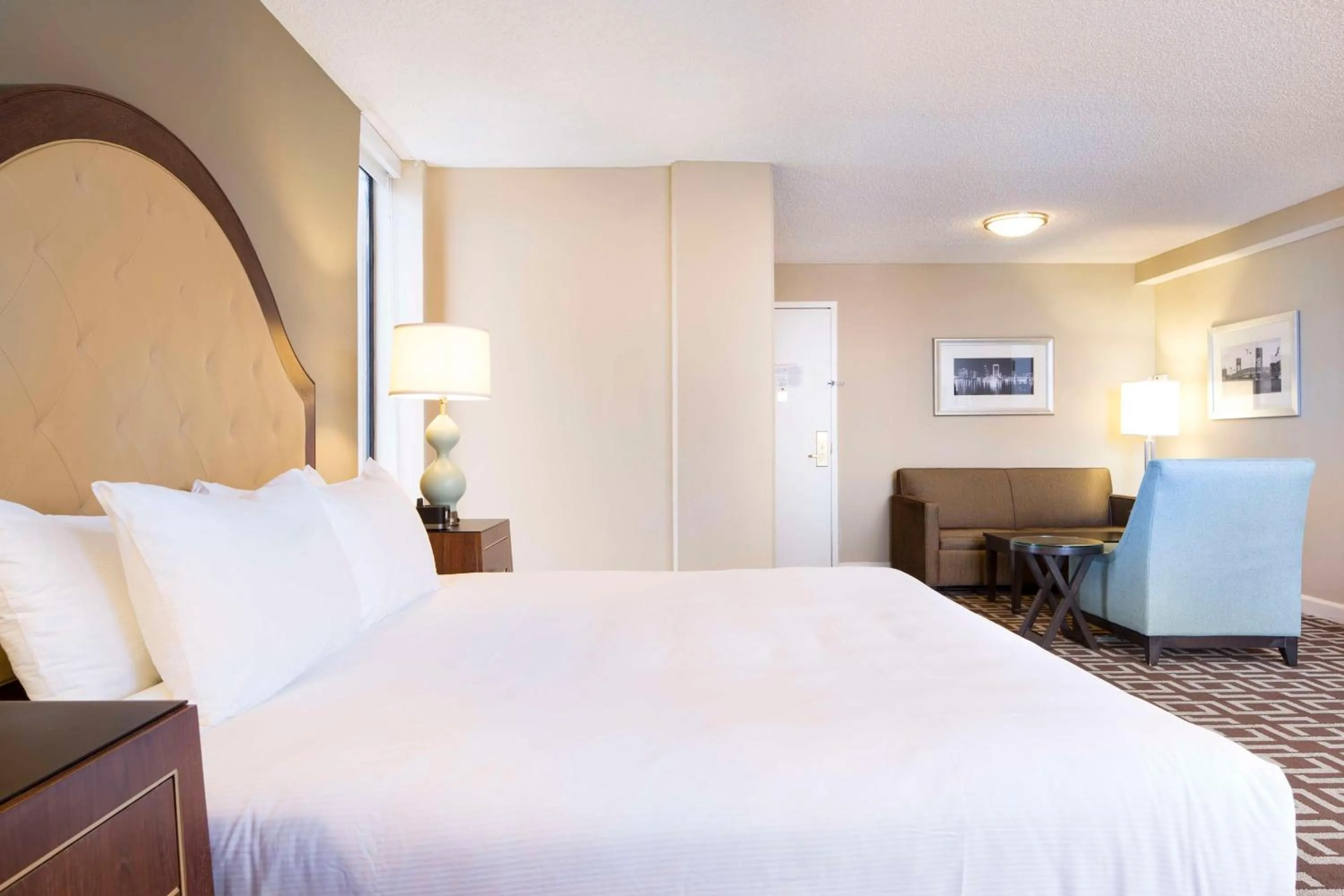 Bed in DoubleTree by Hilton Jacksonville Riverfront, FL