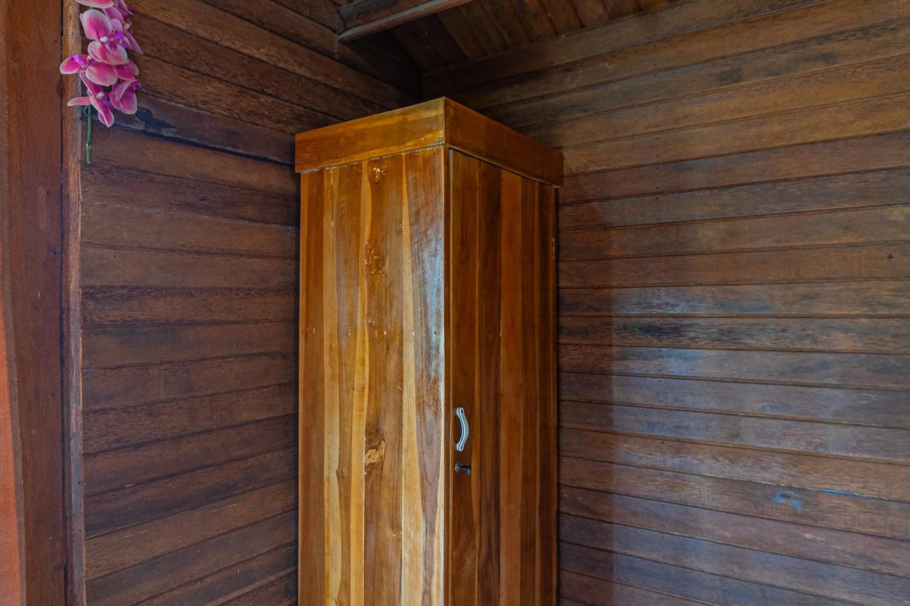wardrobe in Manta Cottages with Sea View