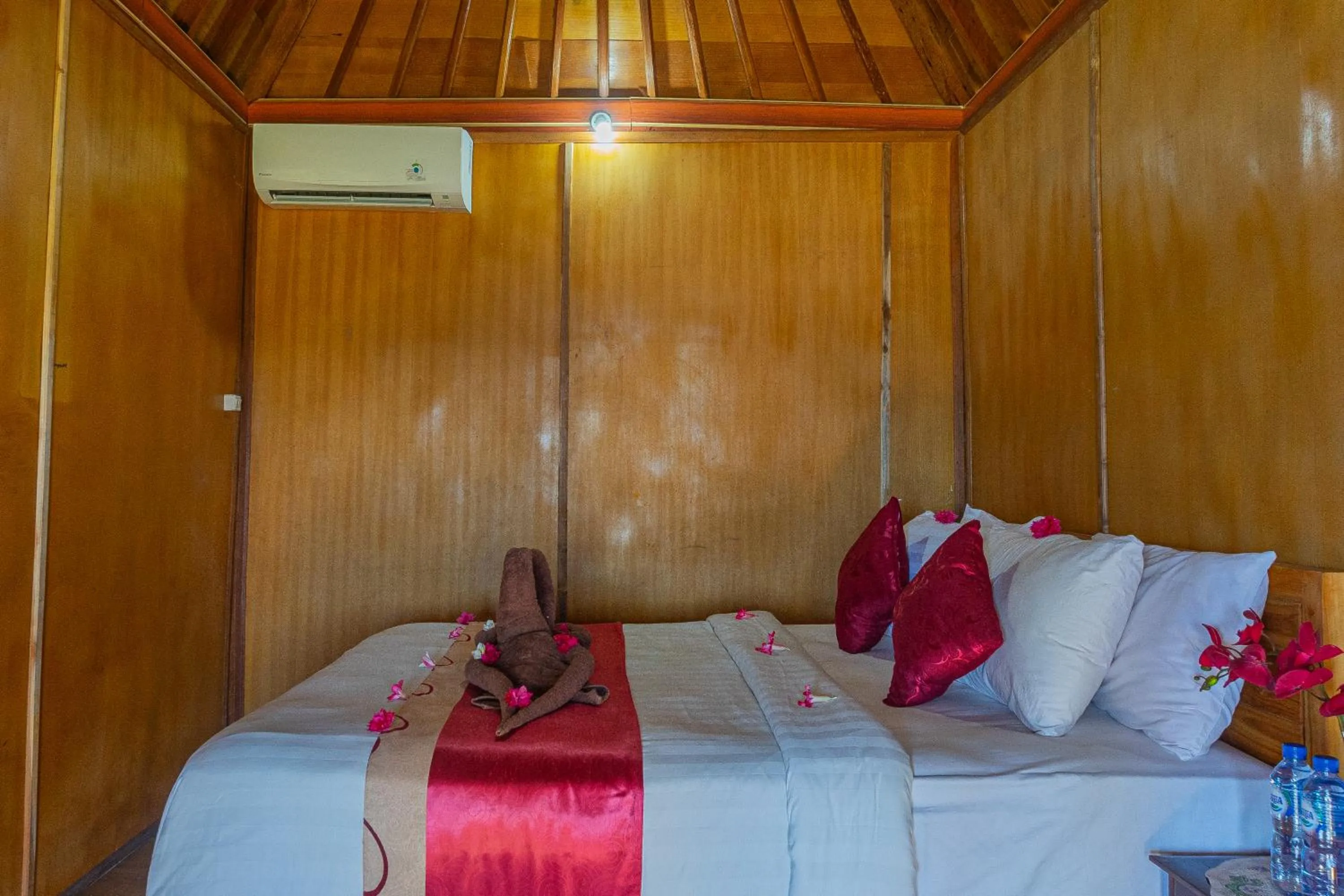 Bed in Manta Cottages with Sea View