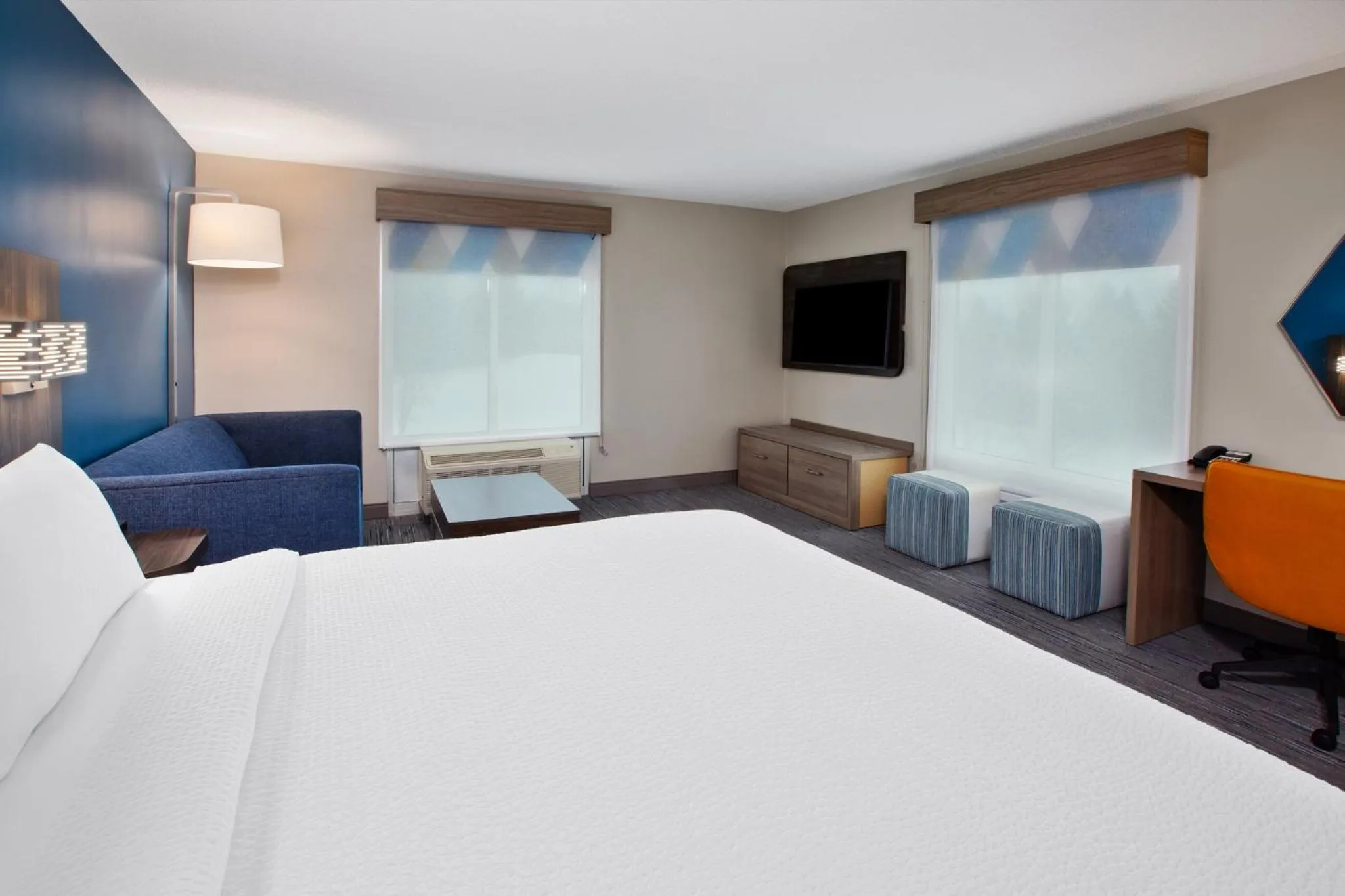 Photo of the whole room, Bed in Holiday Inn Express Hotel & Suites Grand Rapids-North by IHG