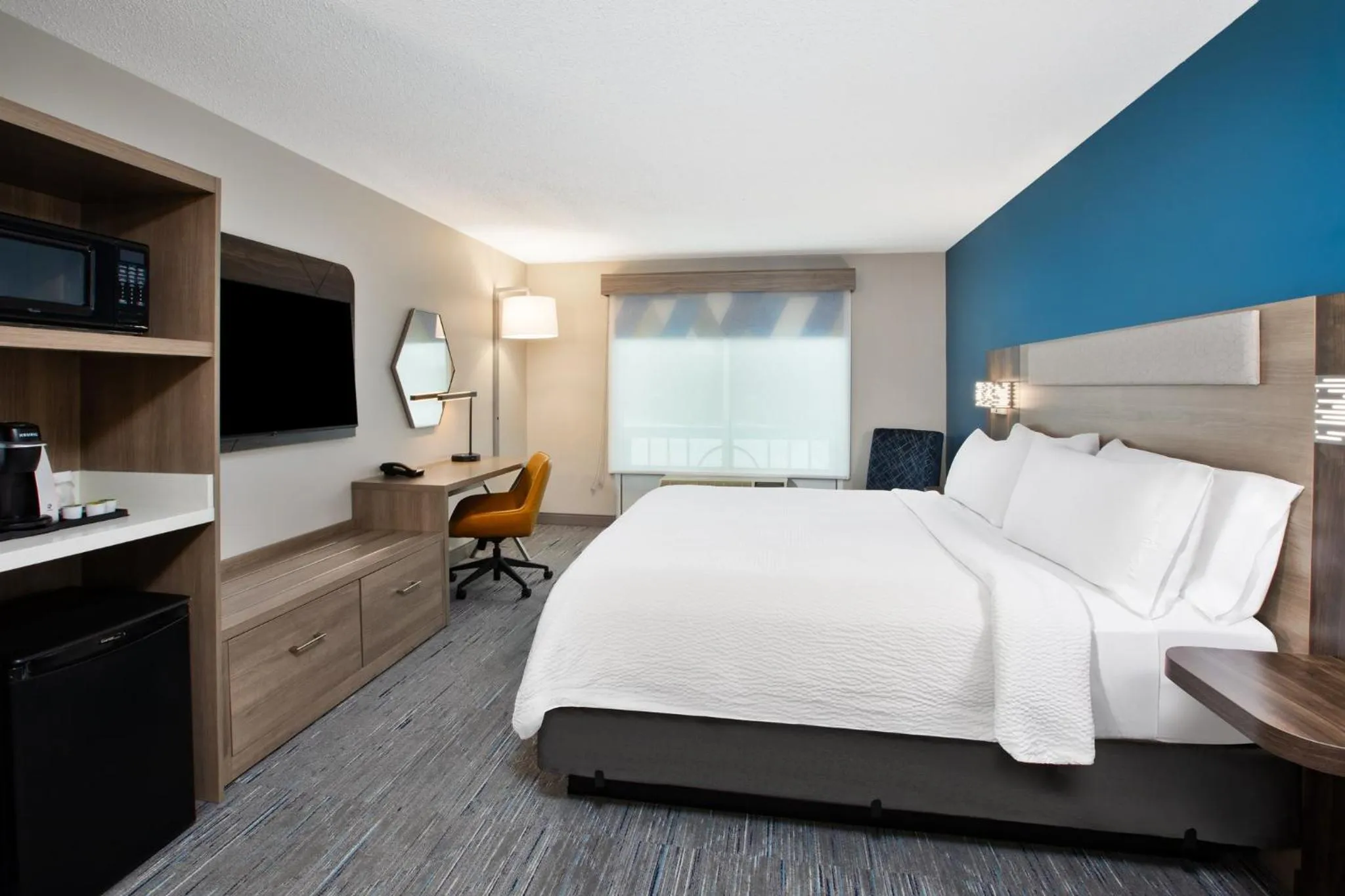 Photo of the whole room, Bed in Holiday Inn Express Hotel & Suites Grand Rapids-North by IHG