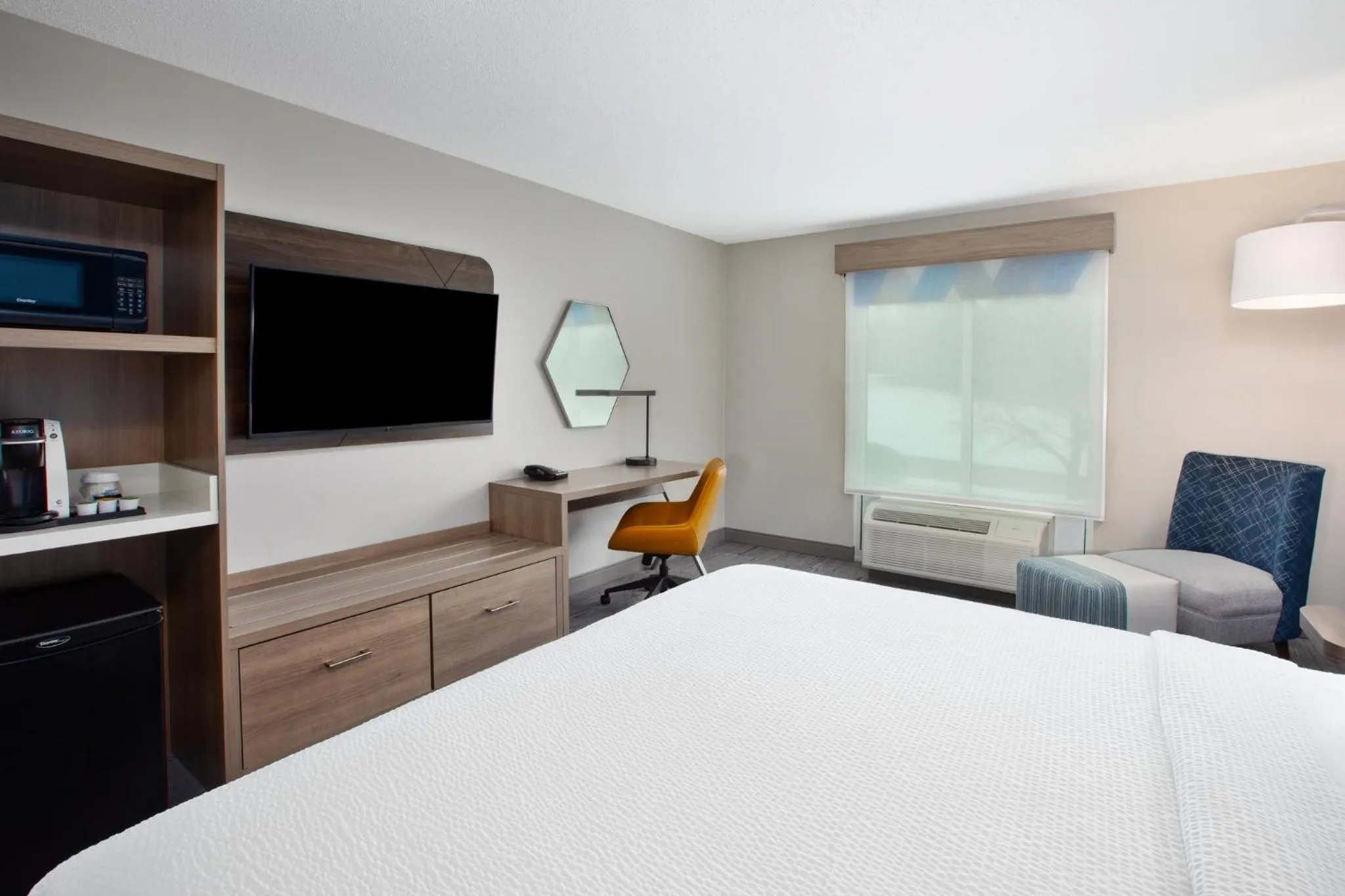 Photo of the whole room, Bed in Holiday Inn Express Hotel & Suites Grand Rapids-North by IHG