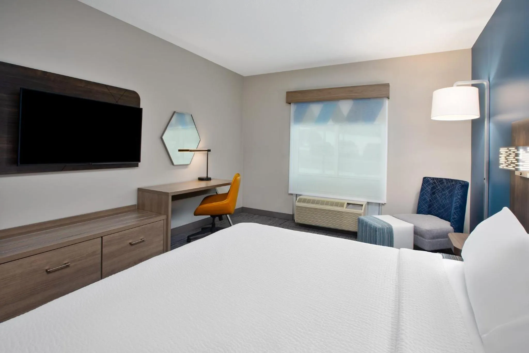 Photo of the whole room, Bed in Holiday Inn Express Hotel & Suites Grand Rapids-North by IHG