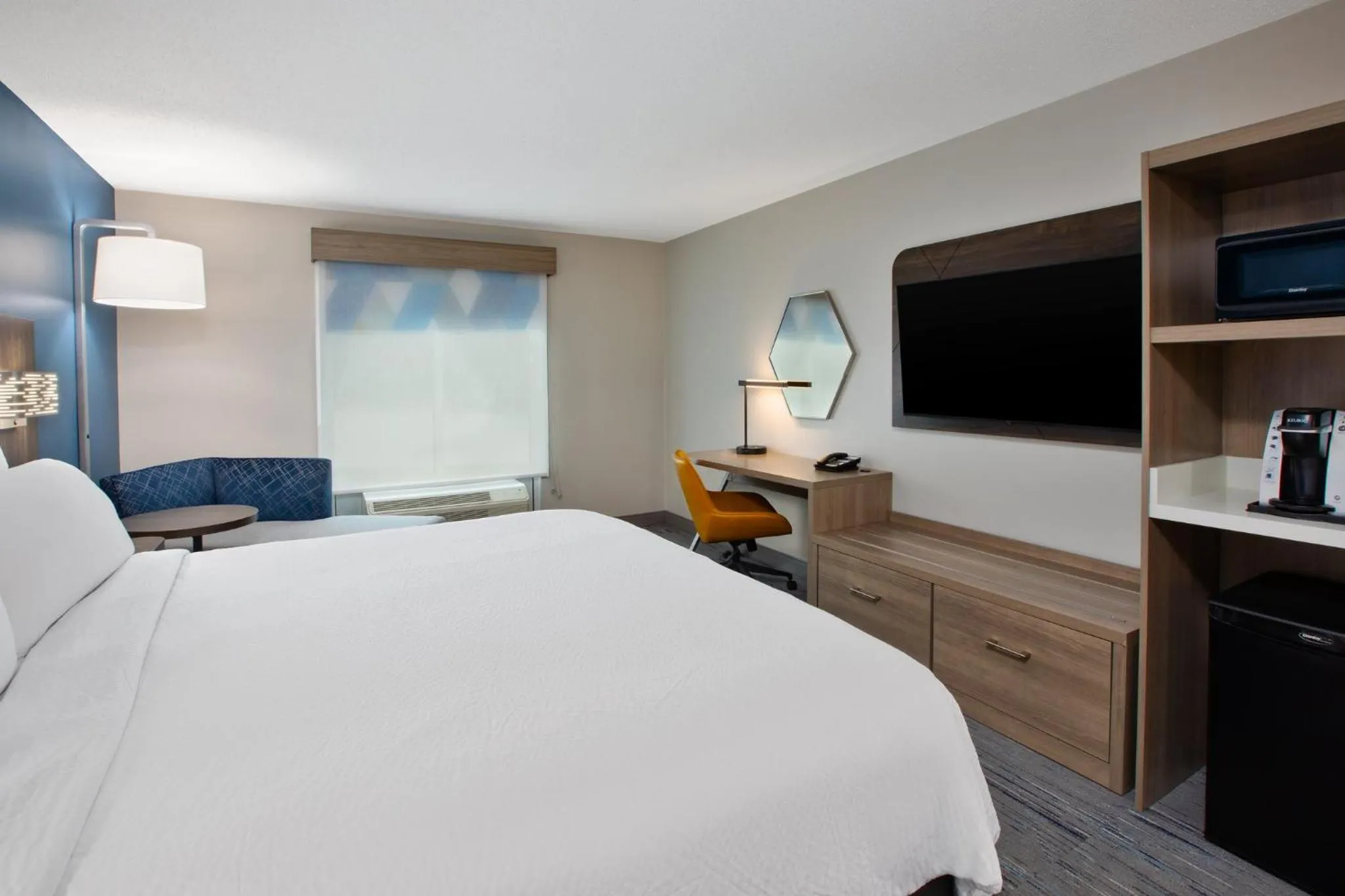 Photo of the whole room, Bed in Holiday Inn Express Hotel & Suites Grand Rapids-North by IHG