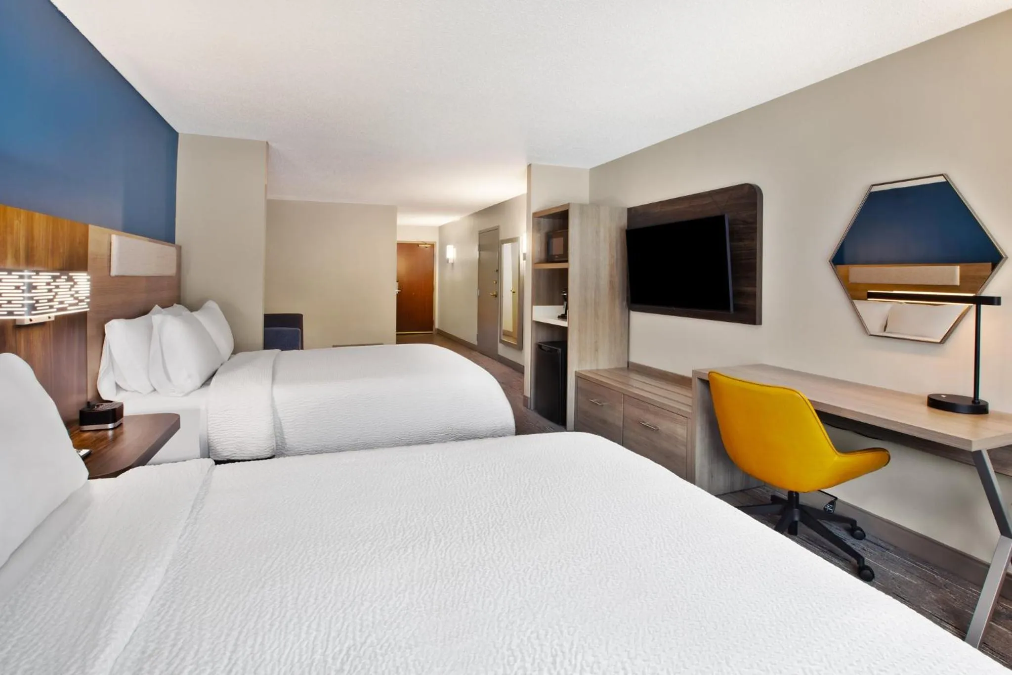 Photo of the whole room, Bed in Holiday Inn Express Hotel & Suites Grand Rapids-North by IHG