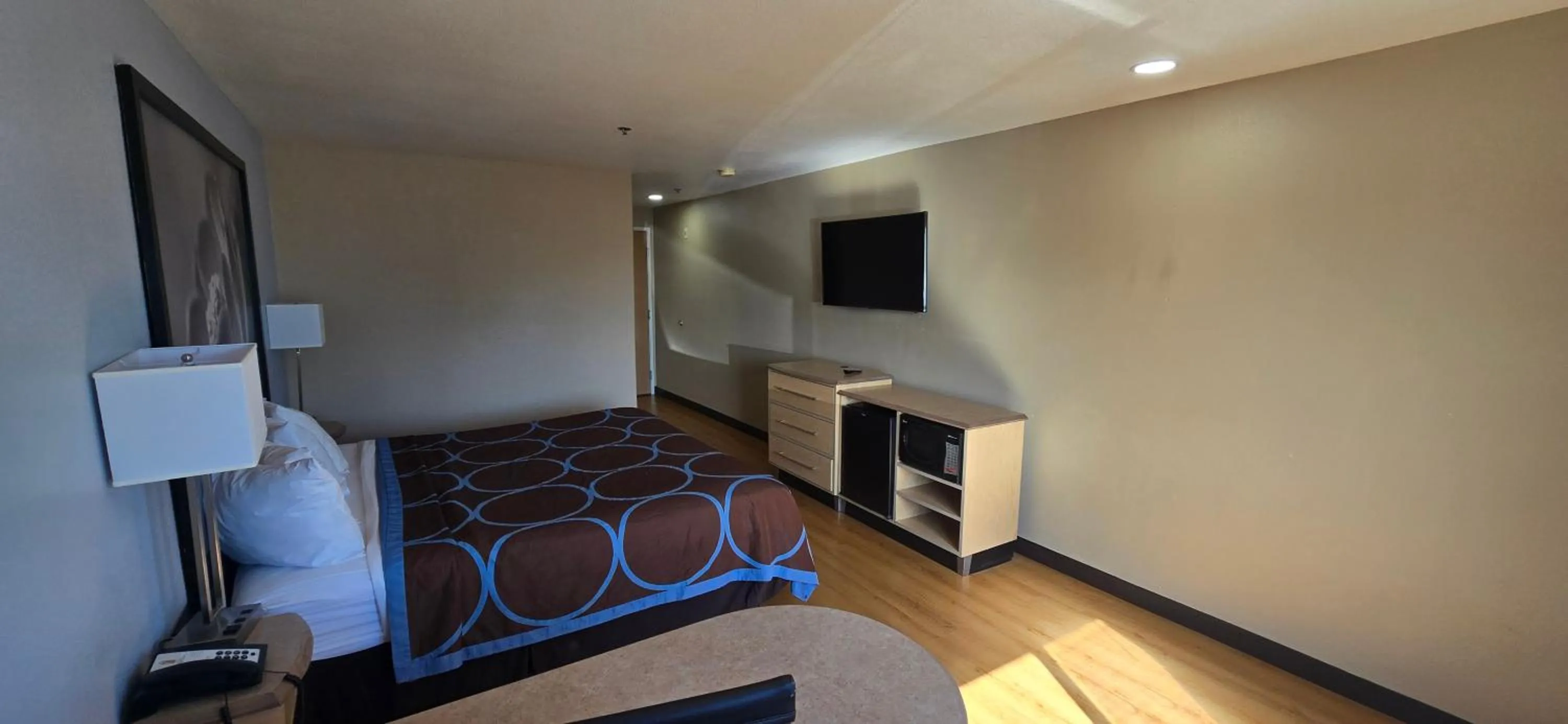 Bedroom, Bed in Super 8 by Wyndham New Braunfels I-35