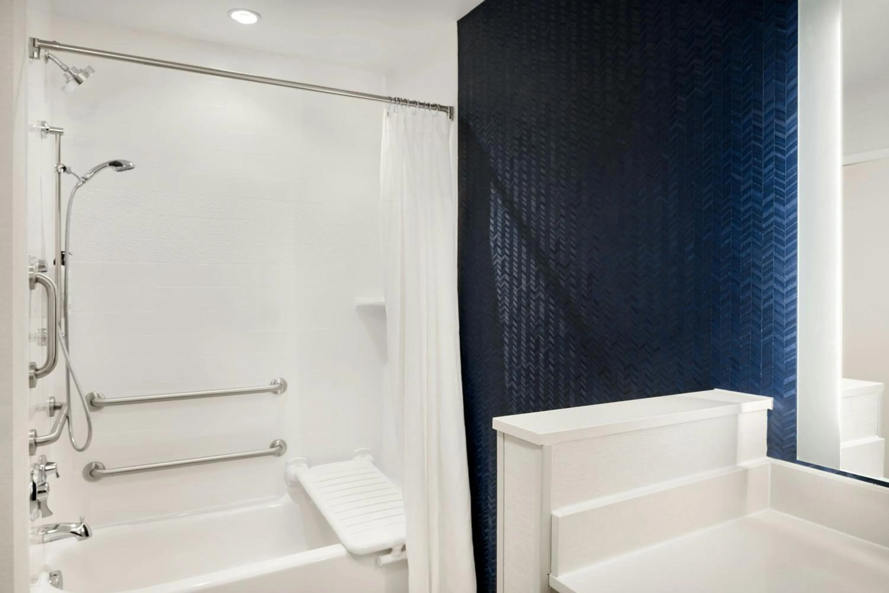 Bathroom in Fairfield Inn & Suites by Marriott Cincinnati Uptown/University Area