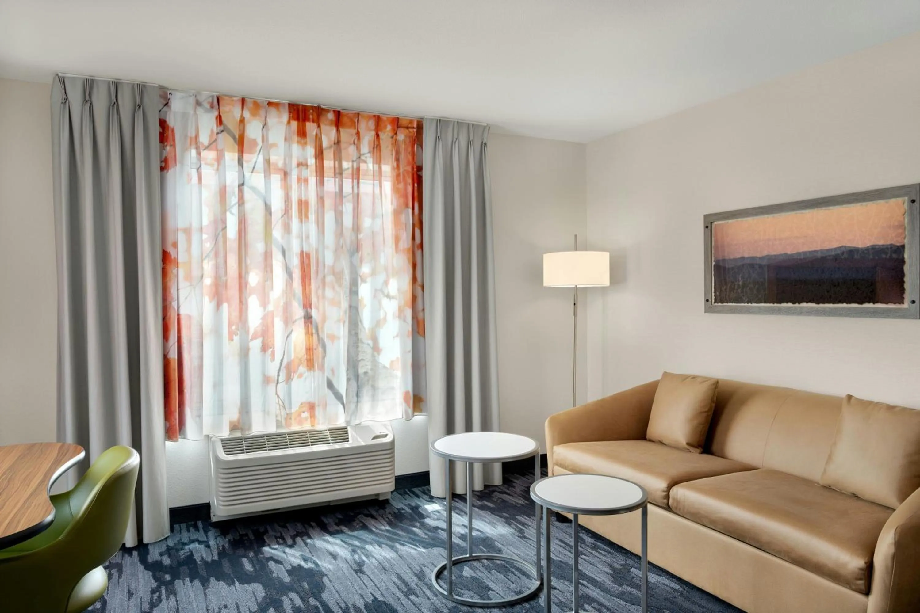 Living room in Fairfield Inn & Suites by Marriott Cincinnati Uptown/University Area