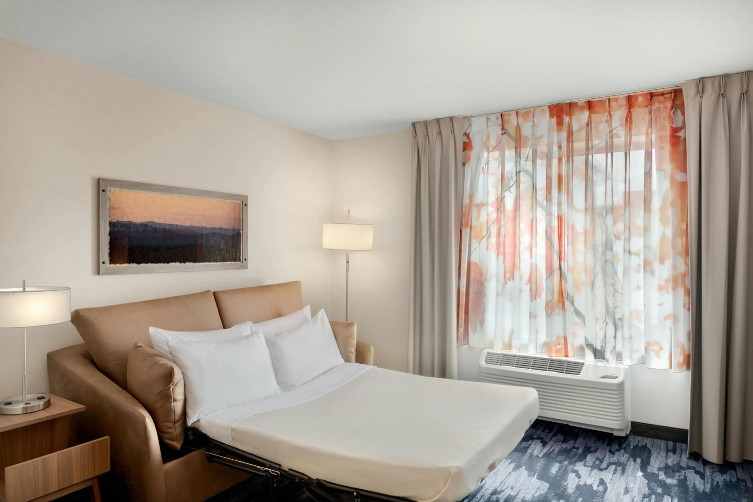 Living room, Bed in Fairfield Inn & Suites by Marriott Cincinnati Uptown/University Area