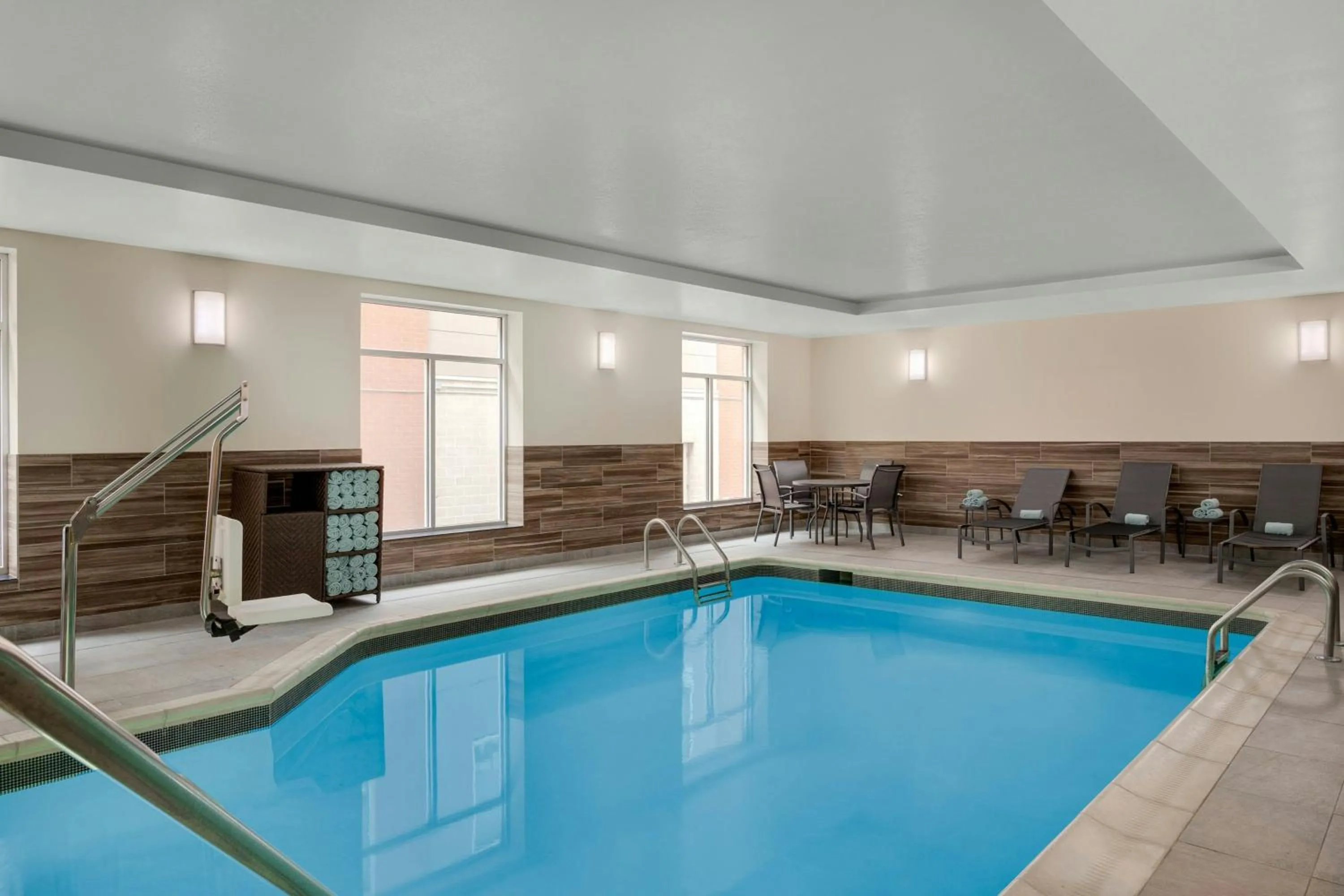Swimming pool in Fairfield Inn & Suites by Marriott Cincinnati Uptown/University Area
