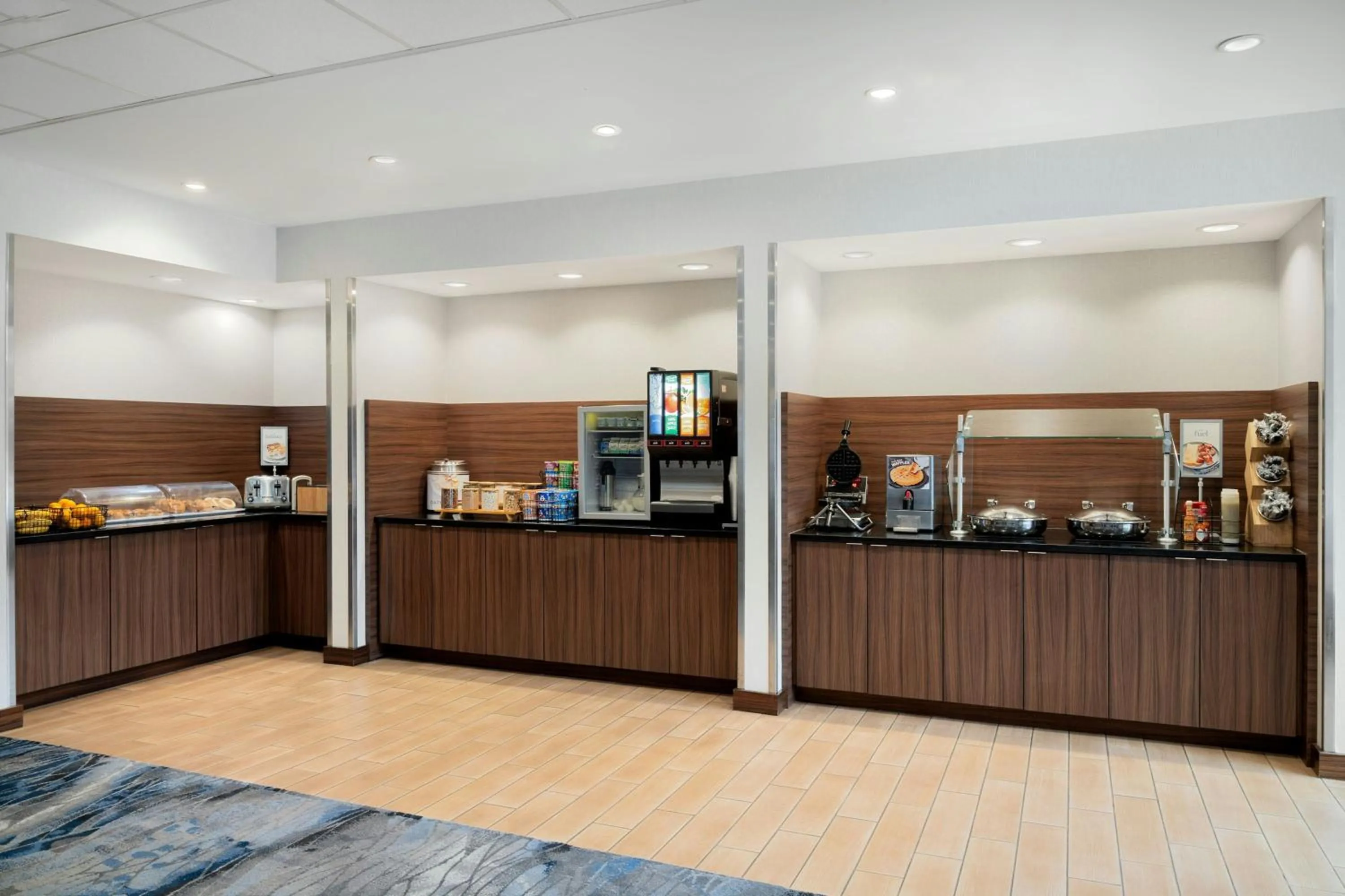 Breakfast in Fairfield Inn & Suites by Marriott Cincinnati Uptown/University Area