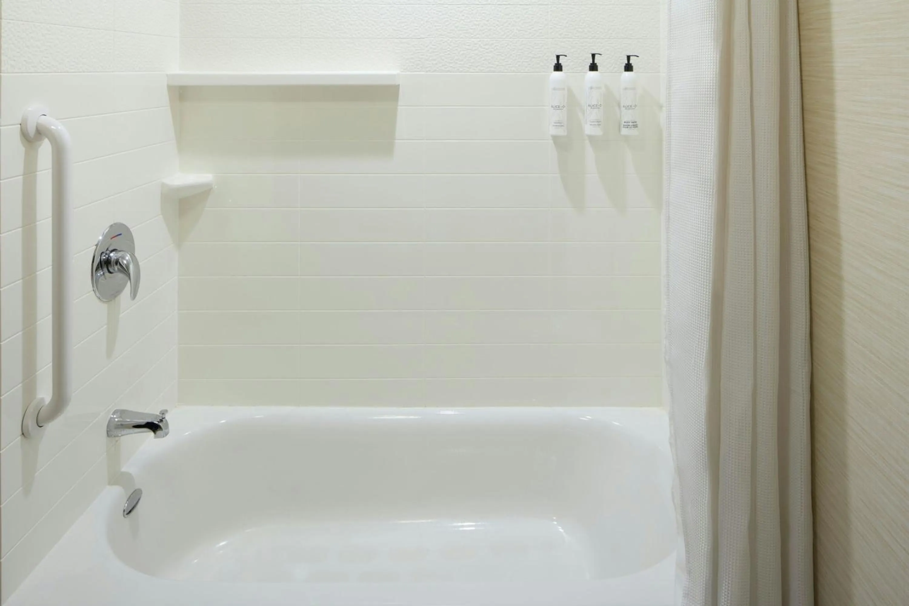 Bathroom in Fairfield Inn & Suites by Marriott Geneva Finger Lakes