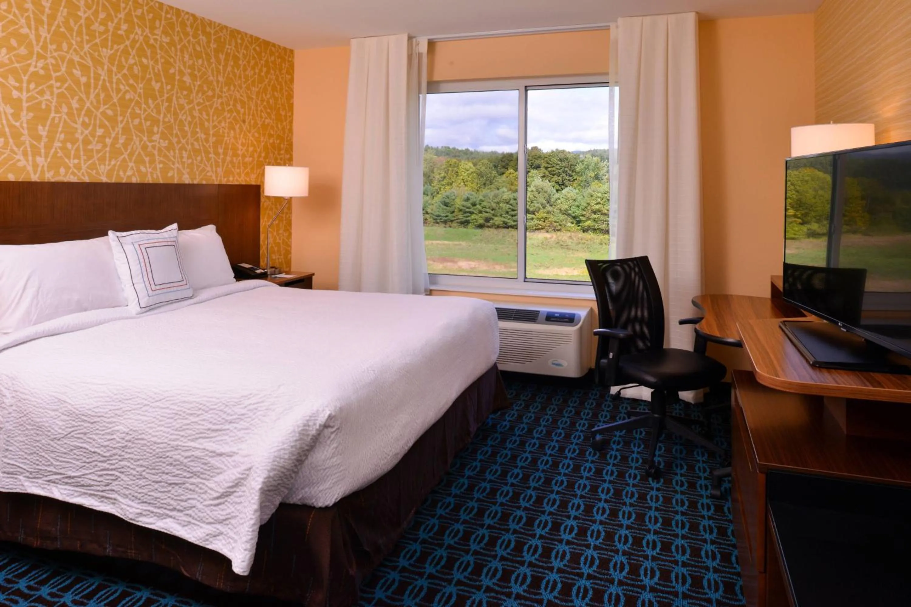 Photo of the whole room, Bed in Fairfield Inn & Suites by Marriott Plymouth White Mountains