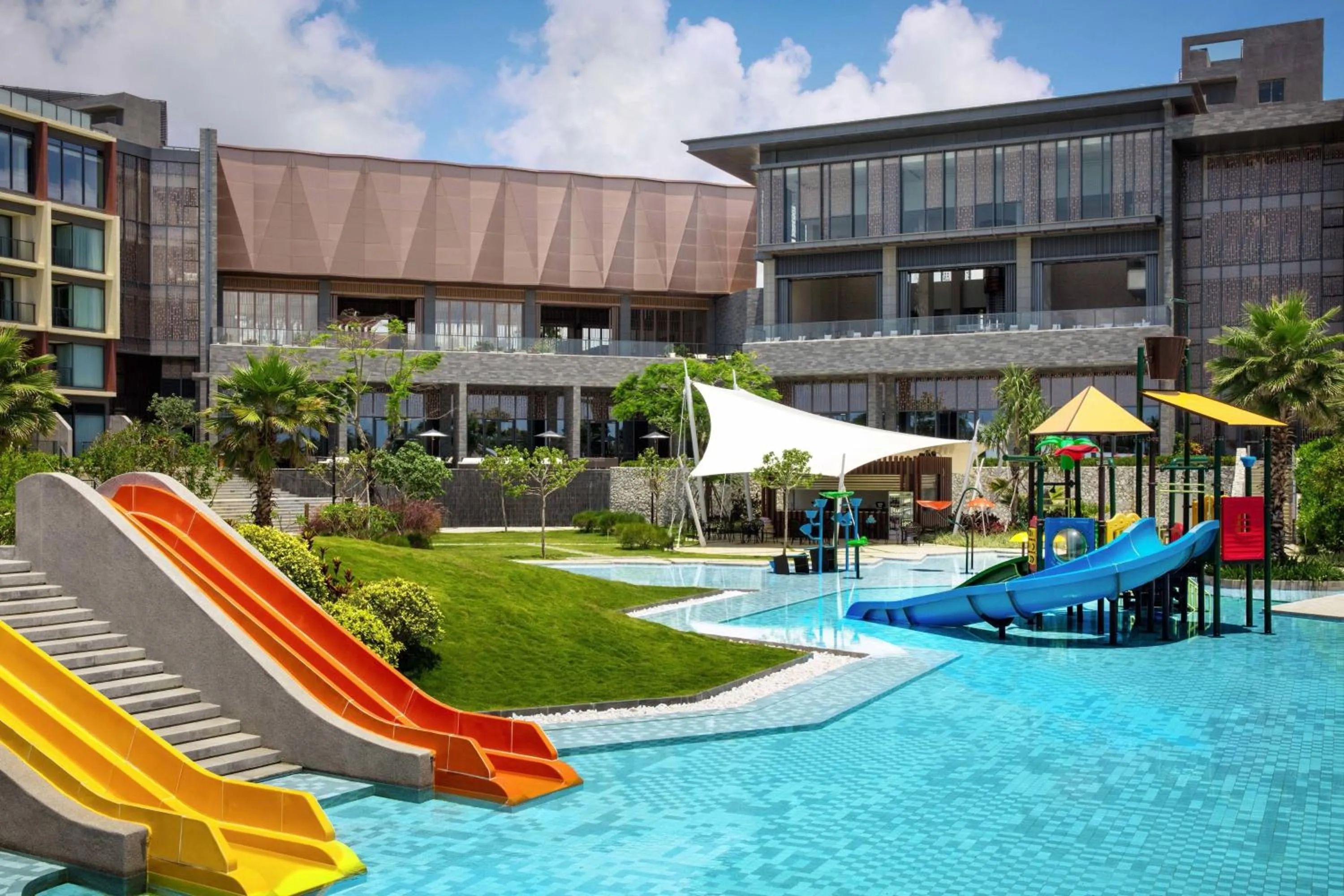 Swimming pool in Marriott Resort Xiangshui Bay