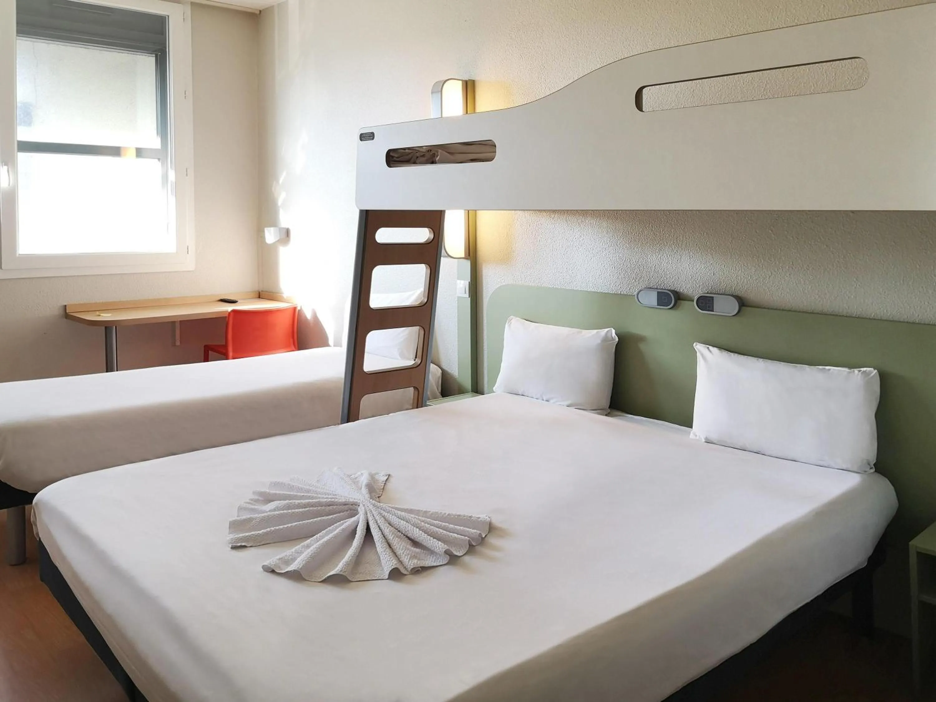 Bedroom, Bed in ibis budget Tours Centre Gare et congrès