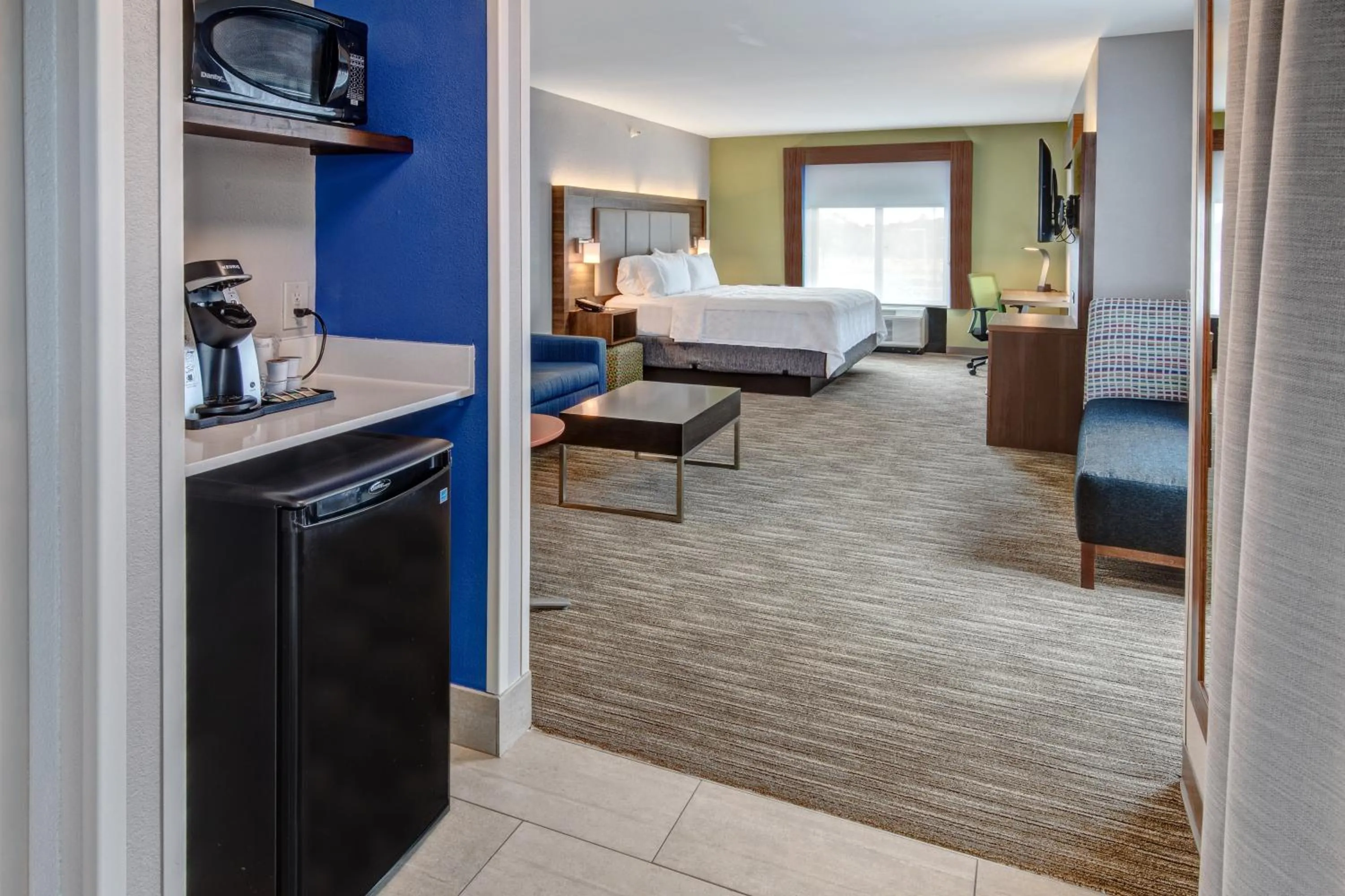 Photo of the whole room, Bed in Holiday Inn Express Hotel & Suites Memphis Southwind by IHG