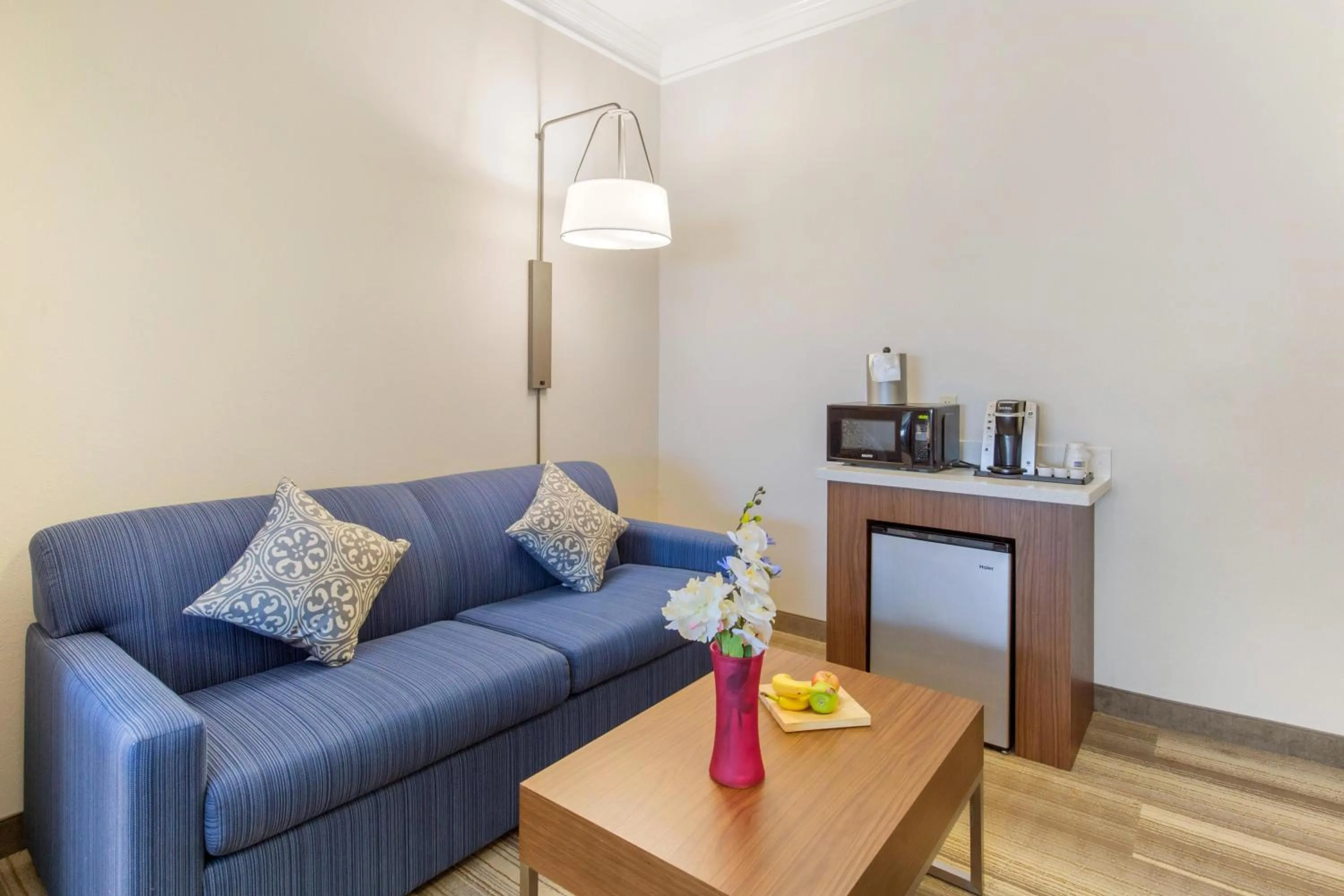 Coffee/tea facilities in Holiday Inn Express Houston-Alvin by IHG