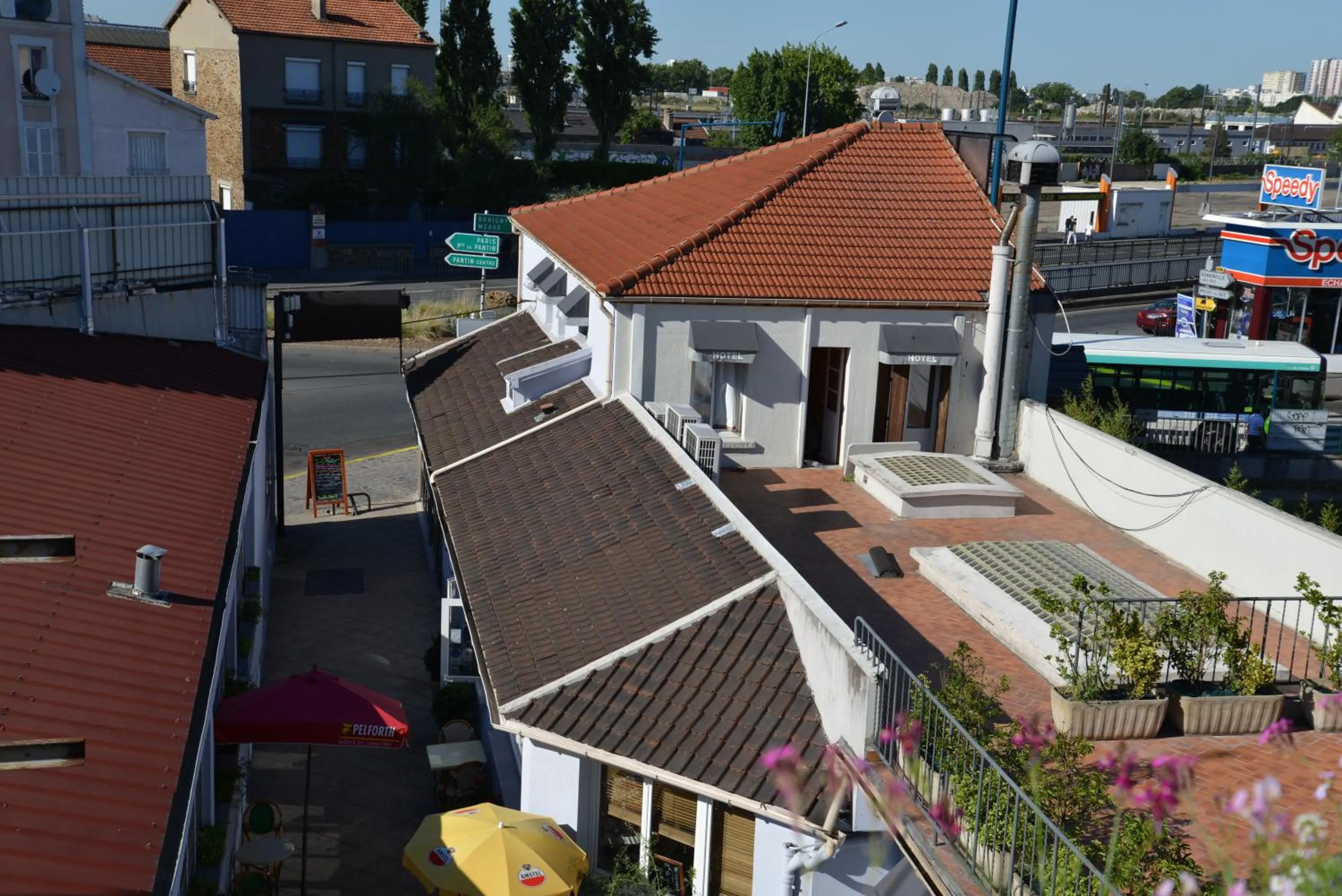 Balcony/Terrace in Le Cheval Noir Hôtel Paris Pantin