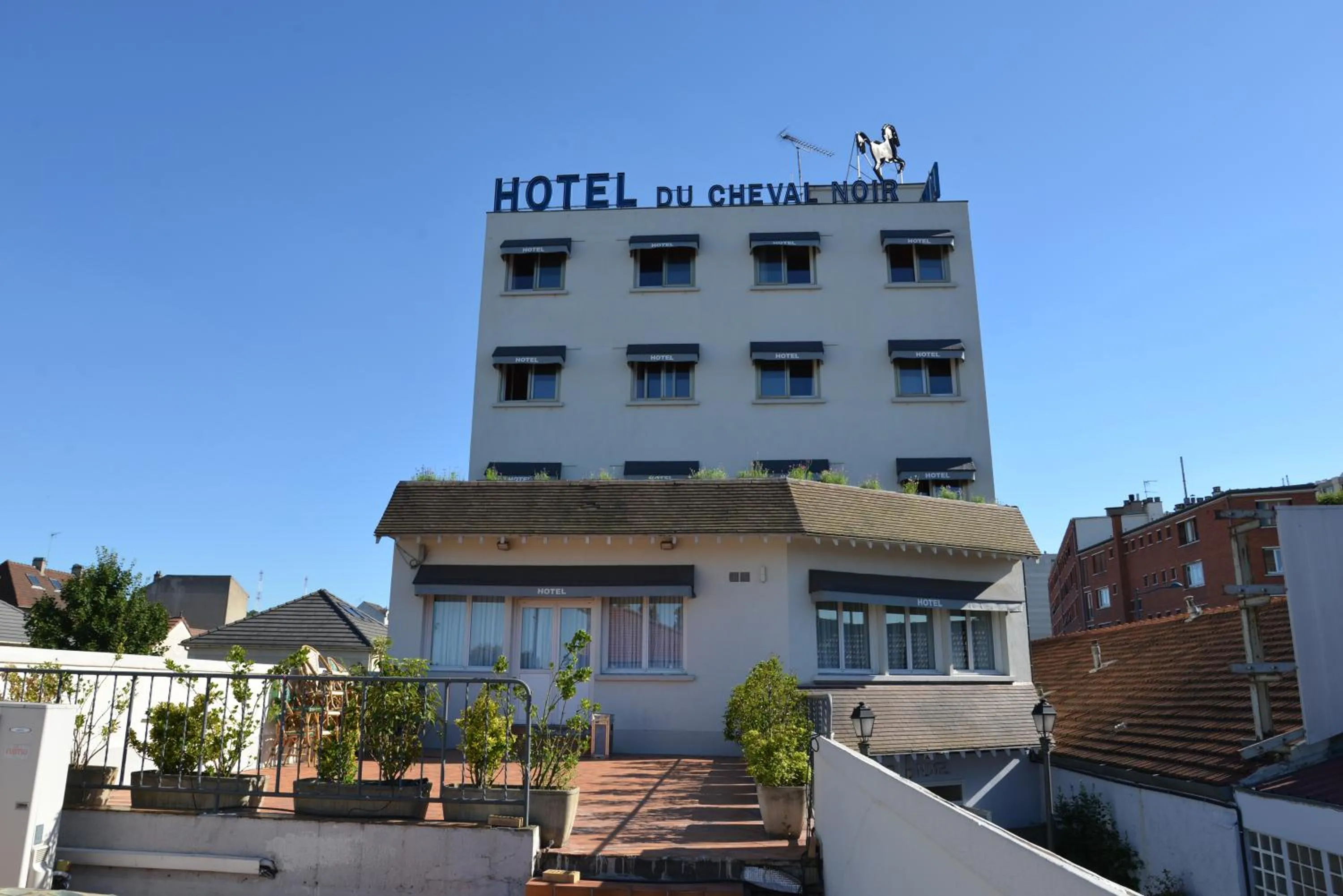Facade/entrance in Le Cheval Noir Hôtel Paris Pantin
