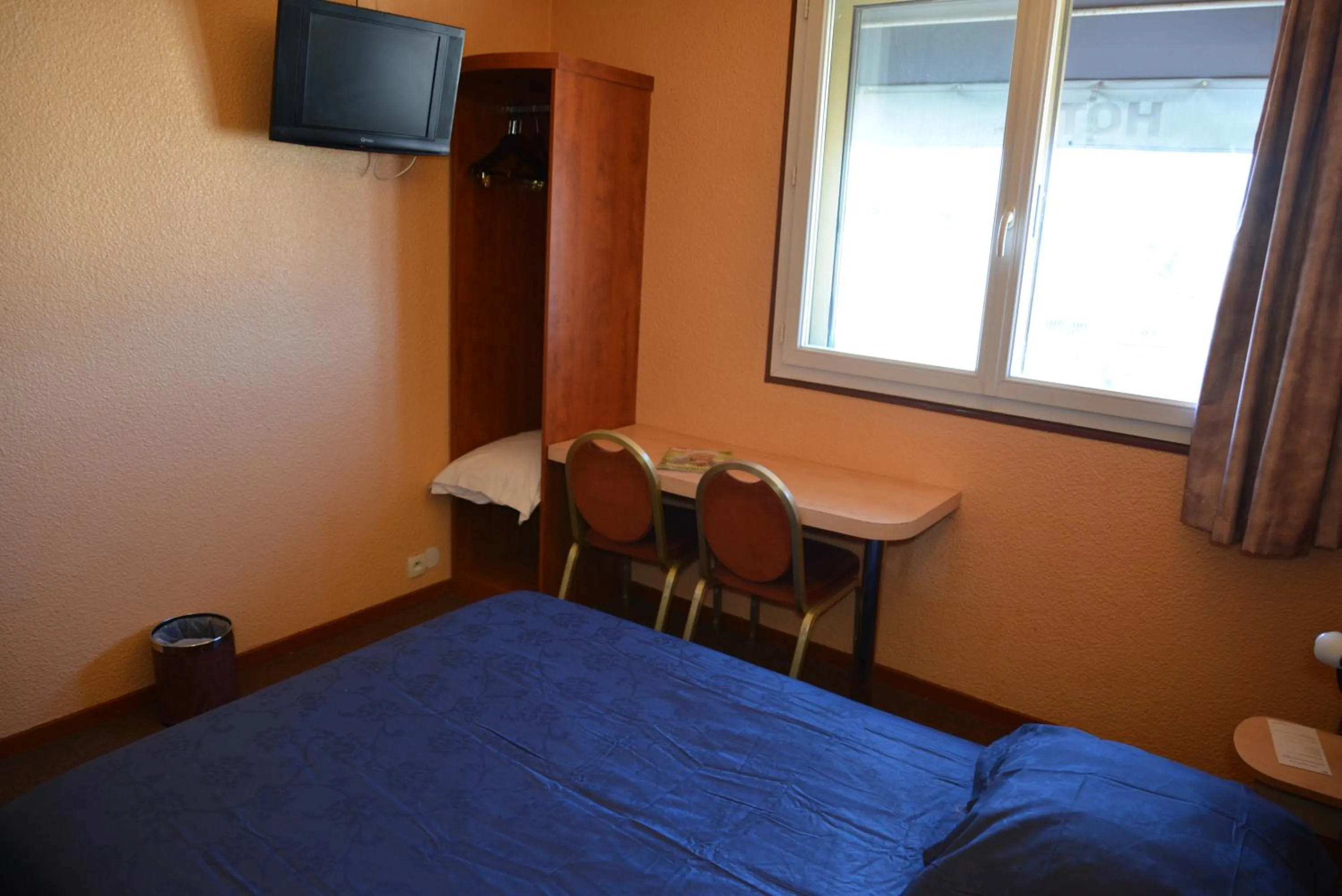 Bed in Le Cheval Noir Hôtel Paris Pantin