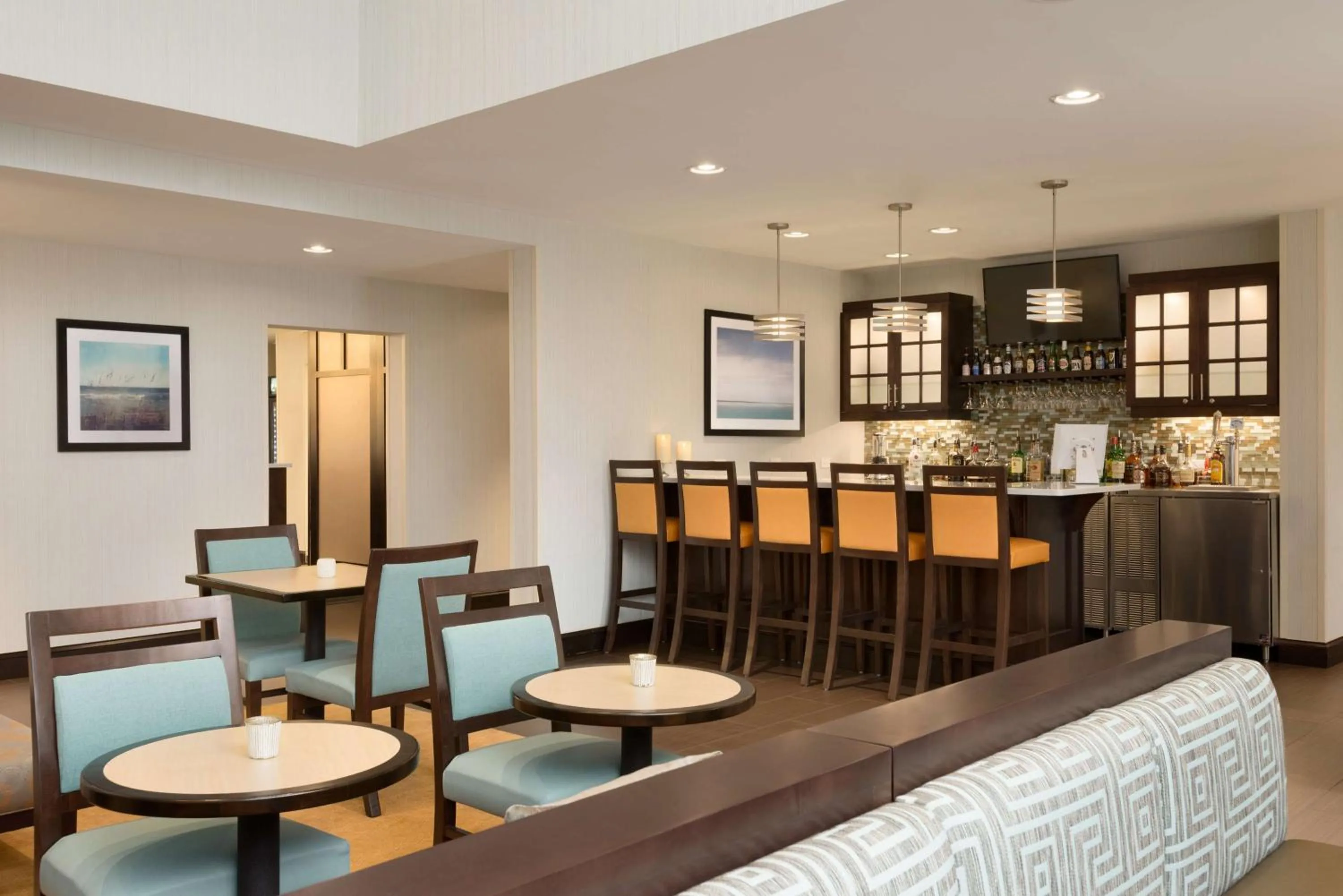 Lounge or bar in Homewood Suites Jacksonville Deerwood Park