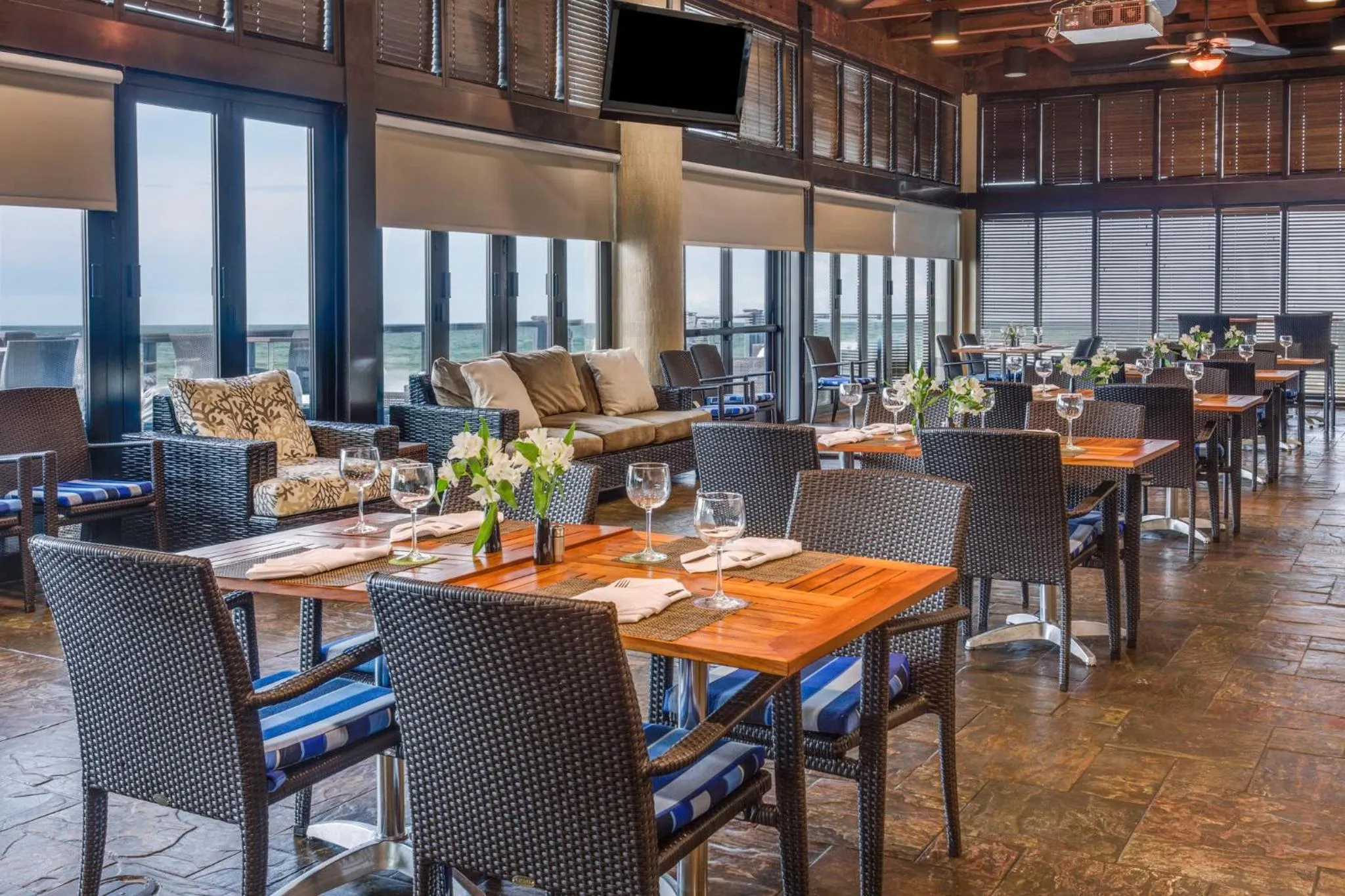 Lounge or bar in Holiday Inn Resort Panama City Beach by IHG