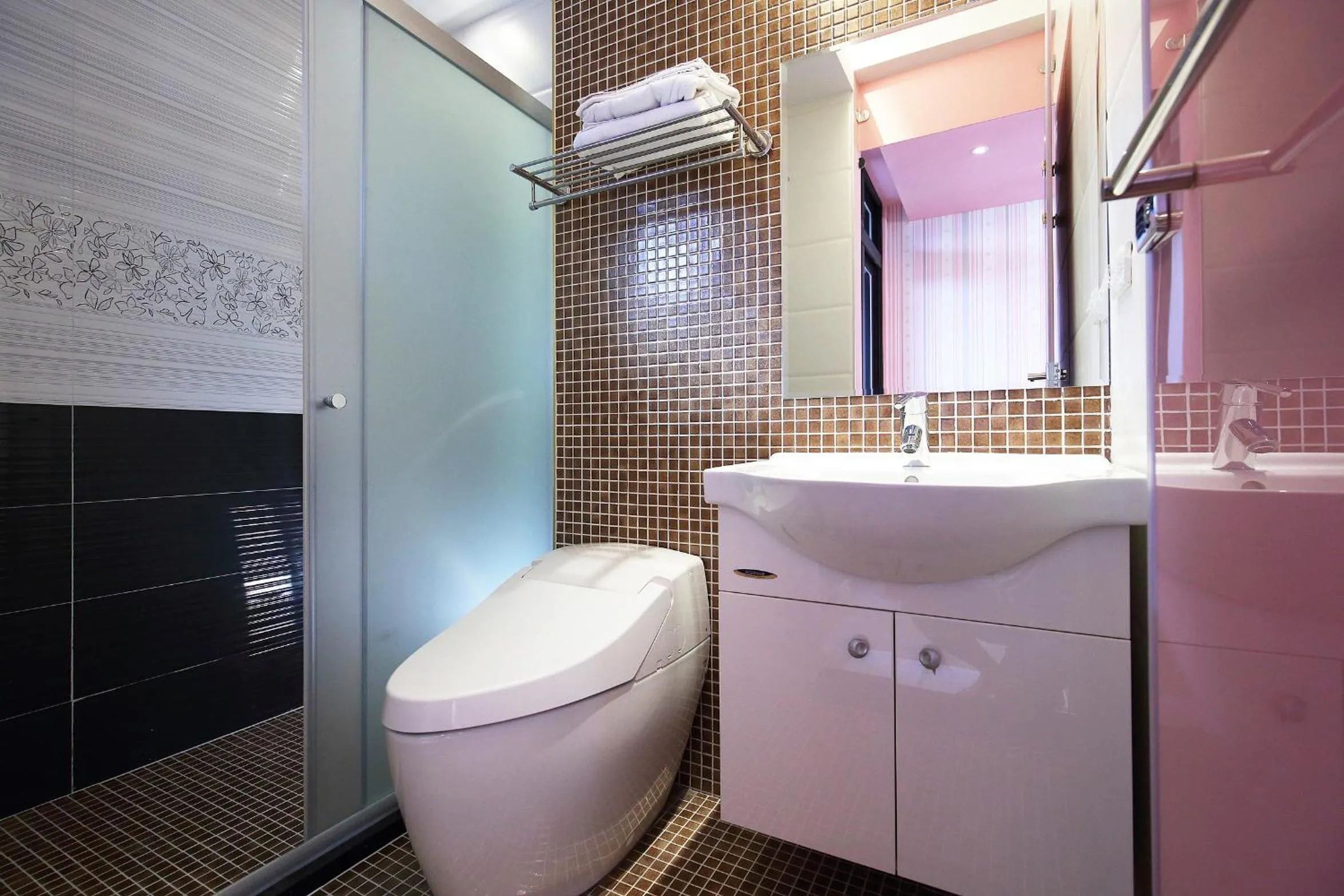 Shower in Buckingham Palace B&B